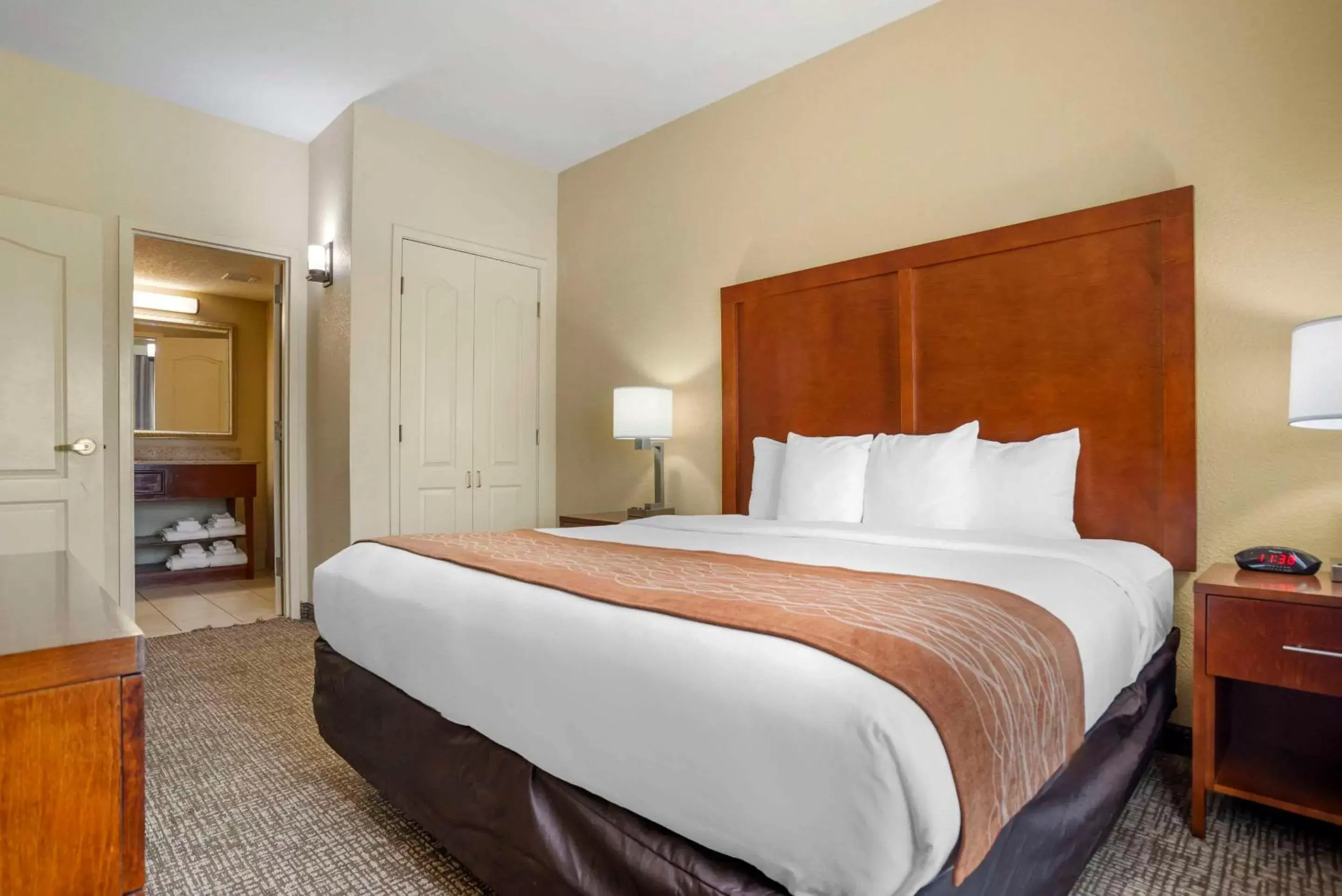 Bedroom, Bed in Comfort Inn & Suites Mobile near Eastern Shore Centre