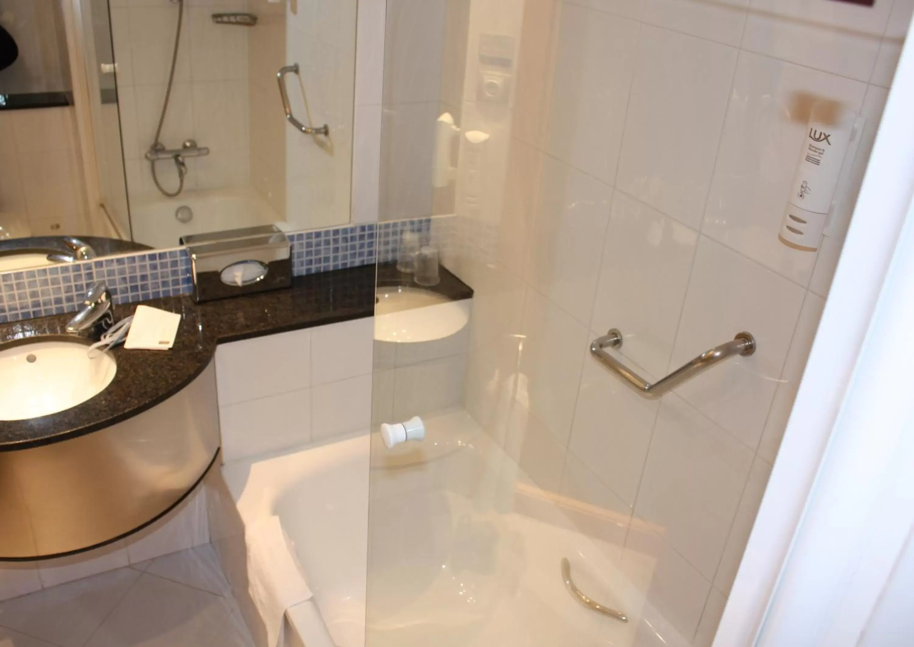 Shower, Bathroom in Holiday Inn Express Molins de Rei