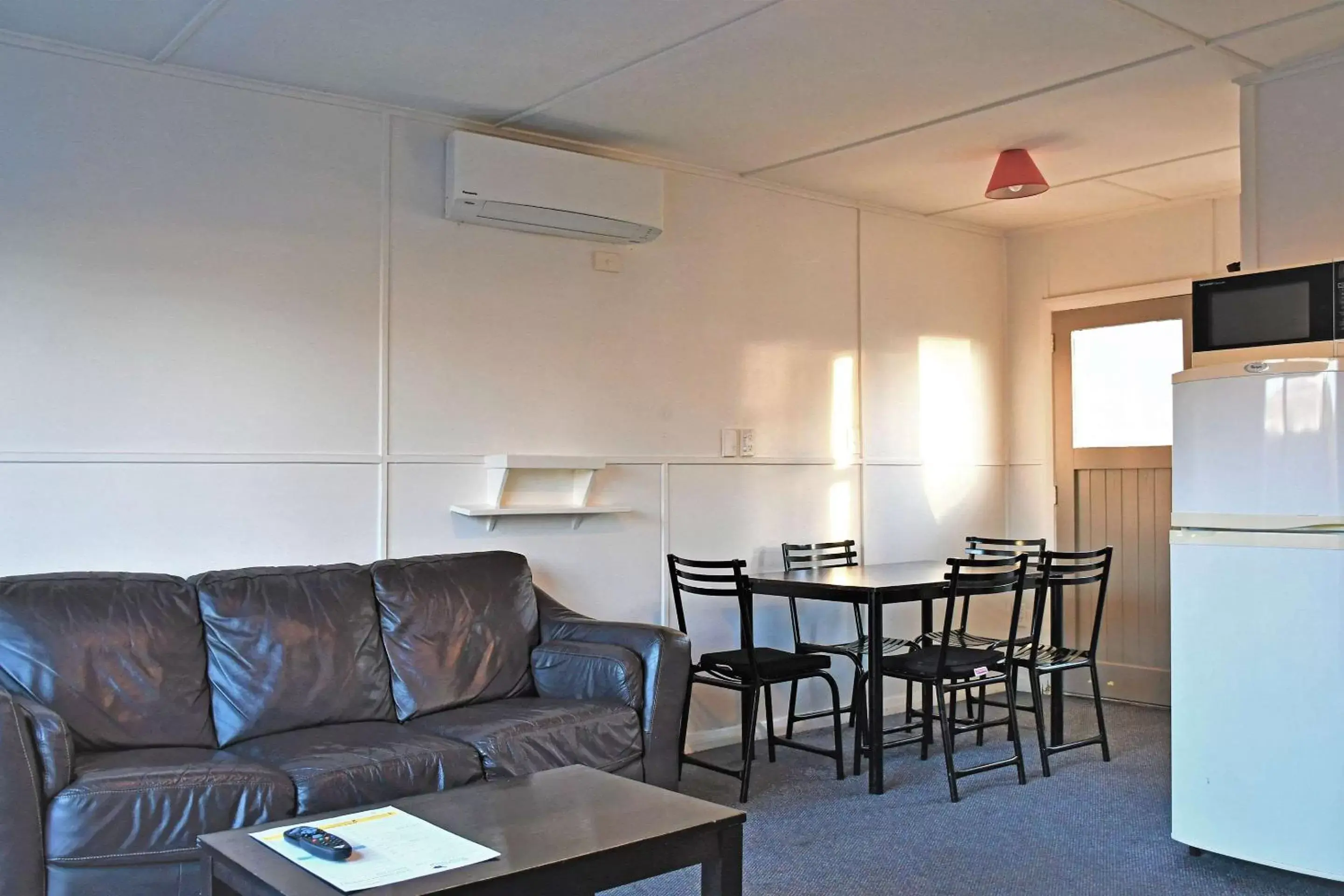 Photo of the whole room, Seating Area in Comfort Inn Westshore Beach