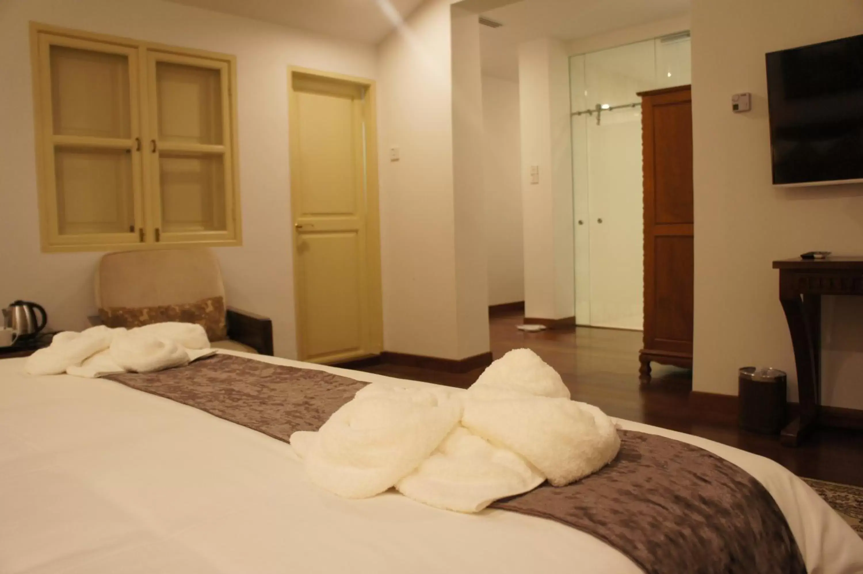 Bedroom, Bed in Heeren Palm Suites Bedroom, Bed in Heeren Palm Suites