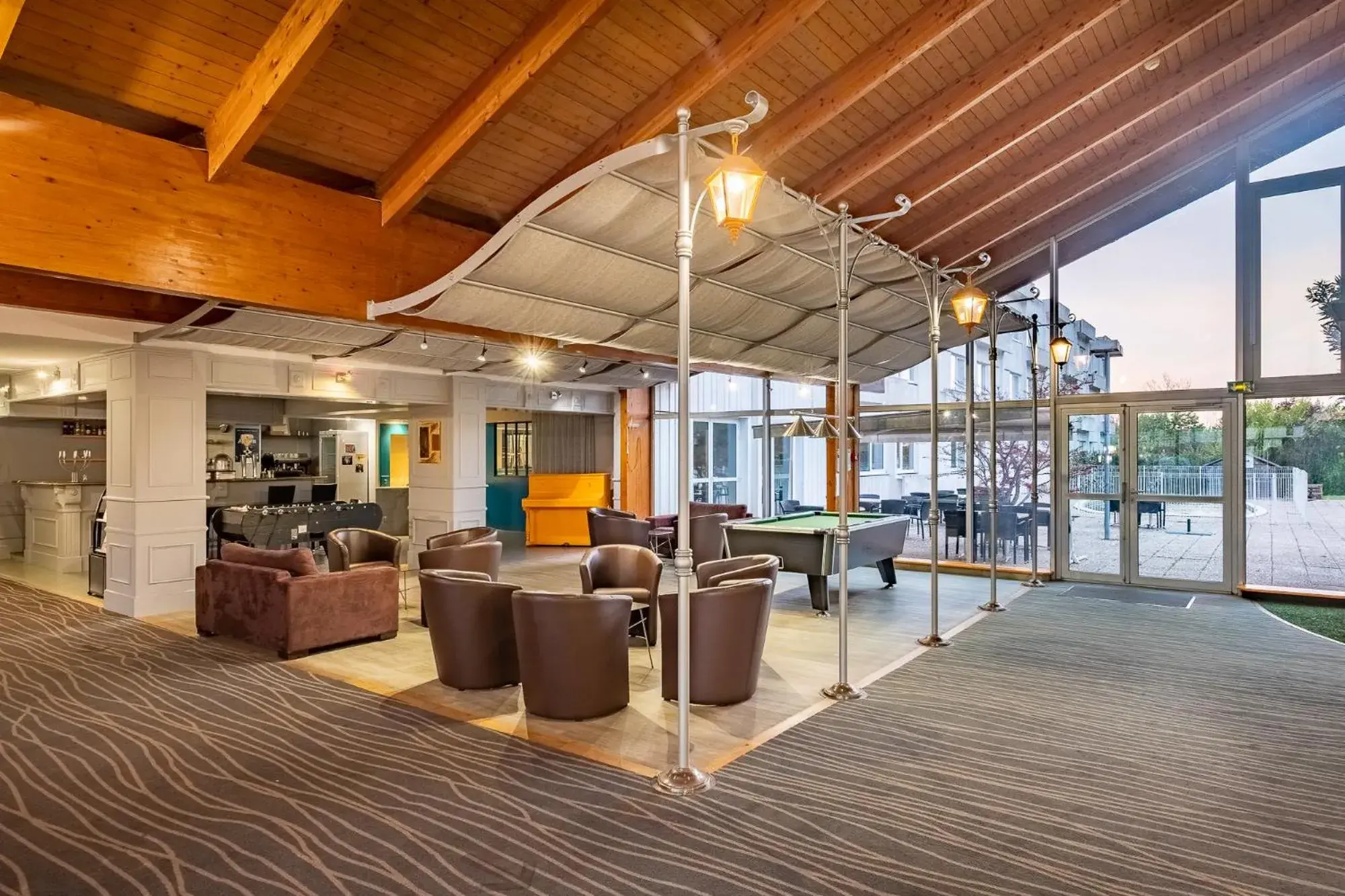 Lobby or reception in The Originals Boutique, Hotel Beauséjour - Poitiers Nord Futuroscope