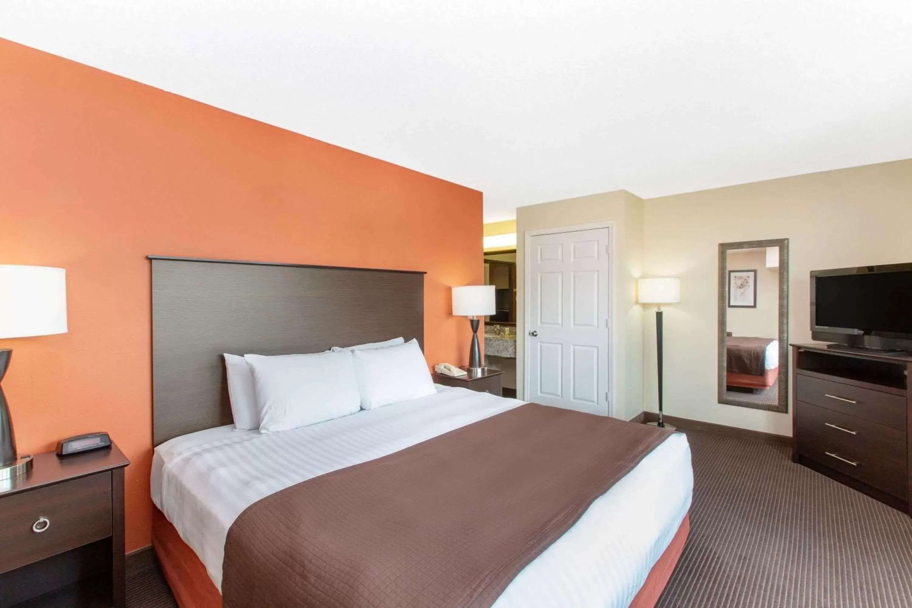 Photo of the whole room, Bed in AmericInn by Wyndham Ottumwa