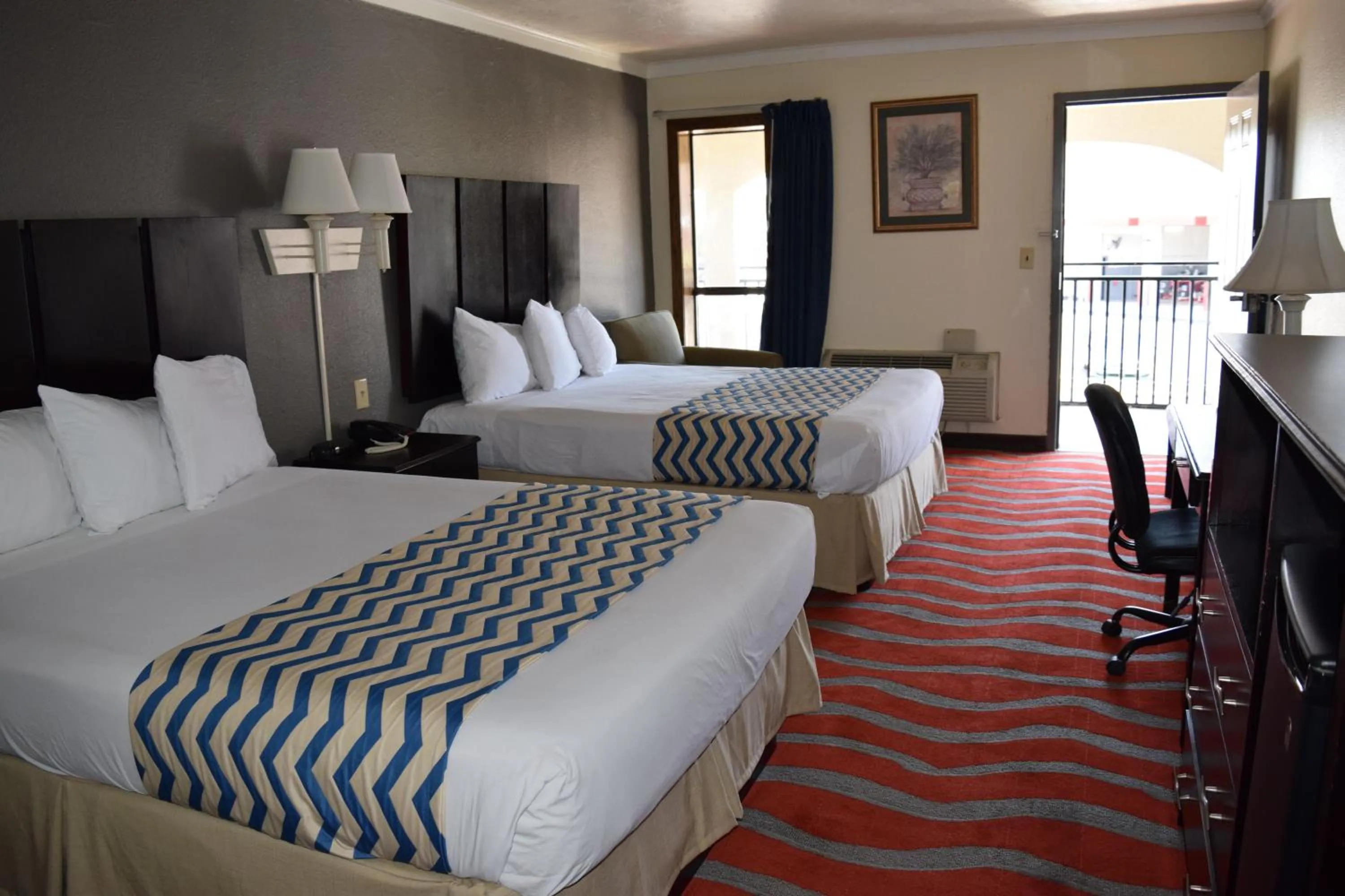 Photo of the whole room, Bed in Travelodge Inn & Suites by Wyndham Norman