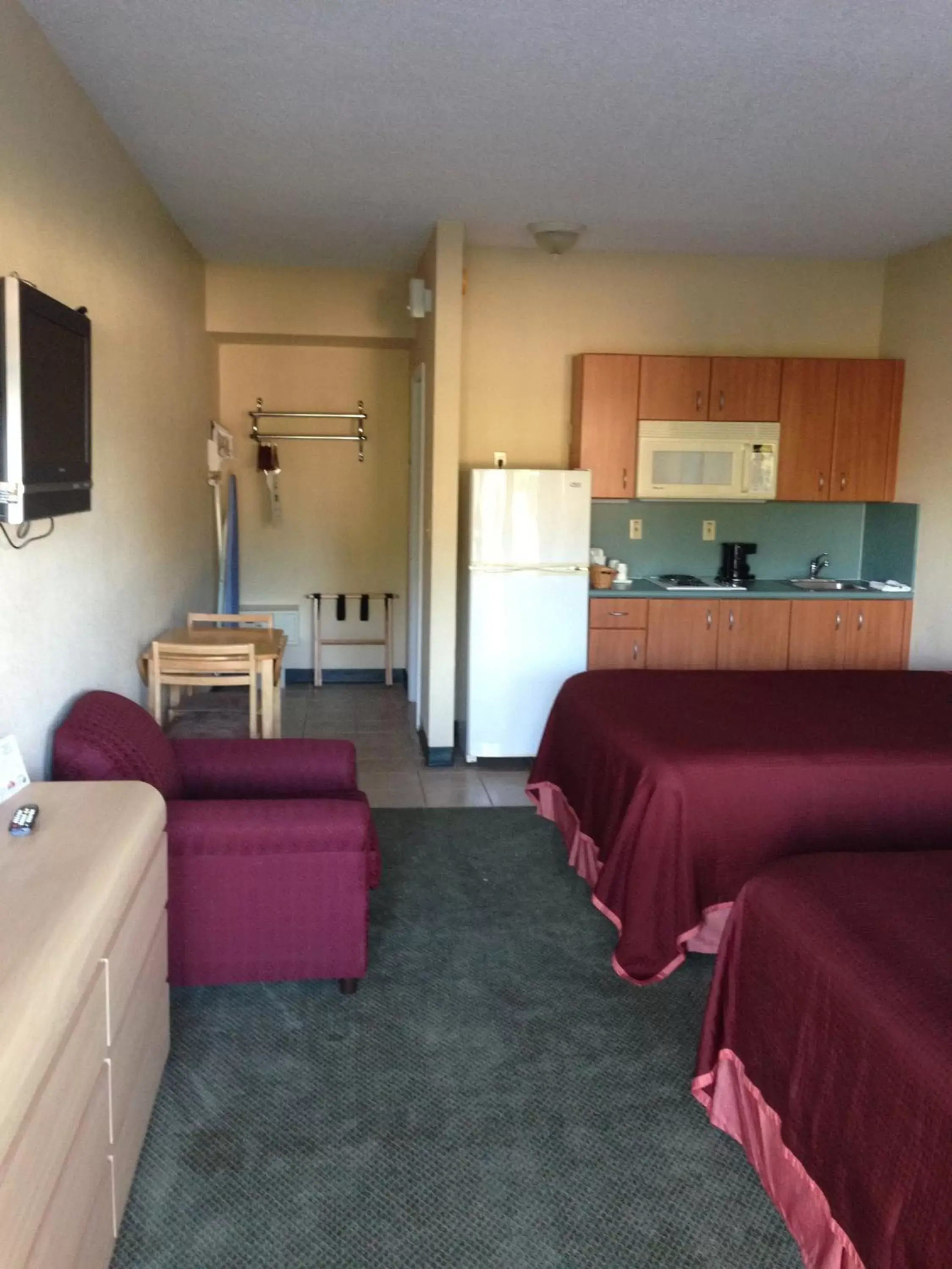 Queen Room with Two Queen Beds - Non-Smoking in Travelodge Suites by Wyndham Lake Okeechobee