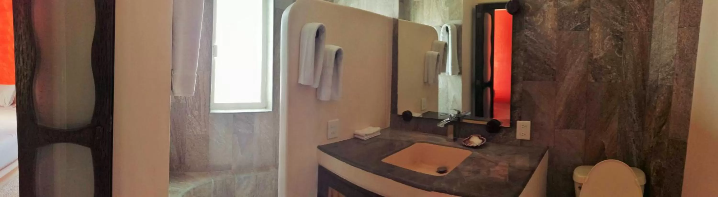 Bathroom in Ceiba Studios