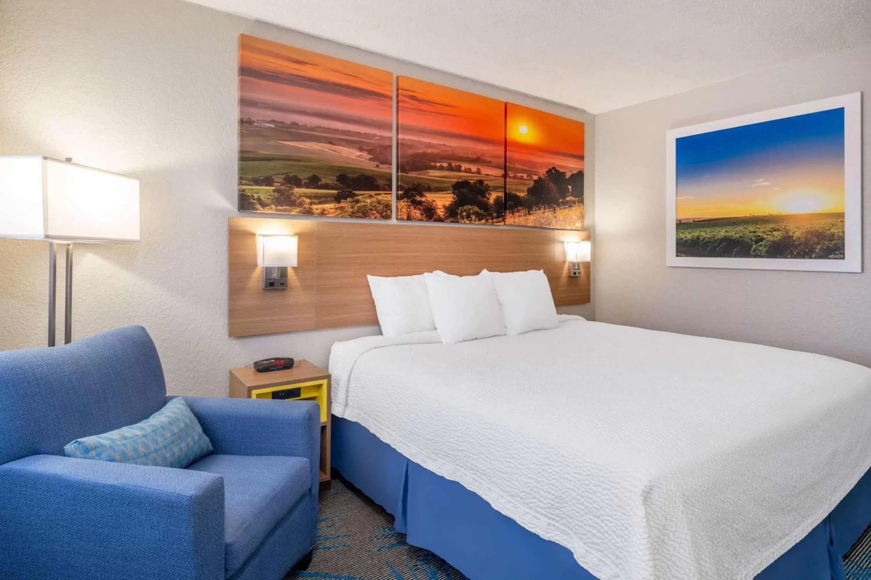 Photo of the whole room, Bed in Days Inn by Wyndham Sioux Falls Airport