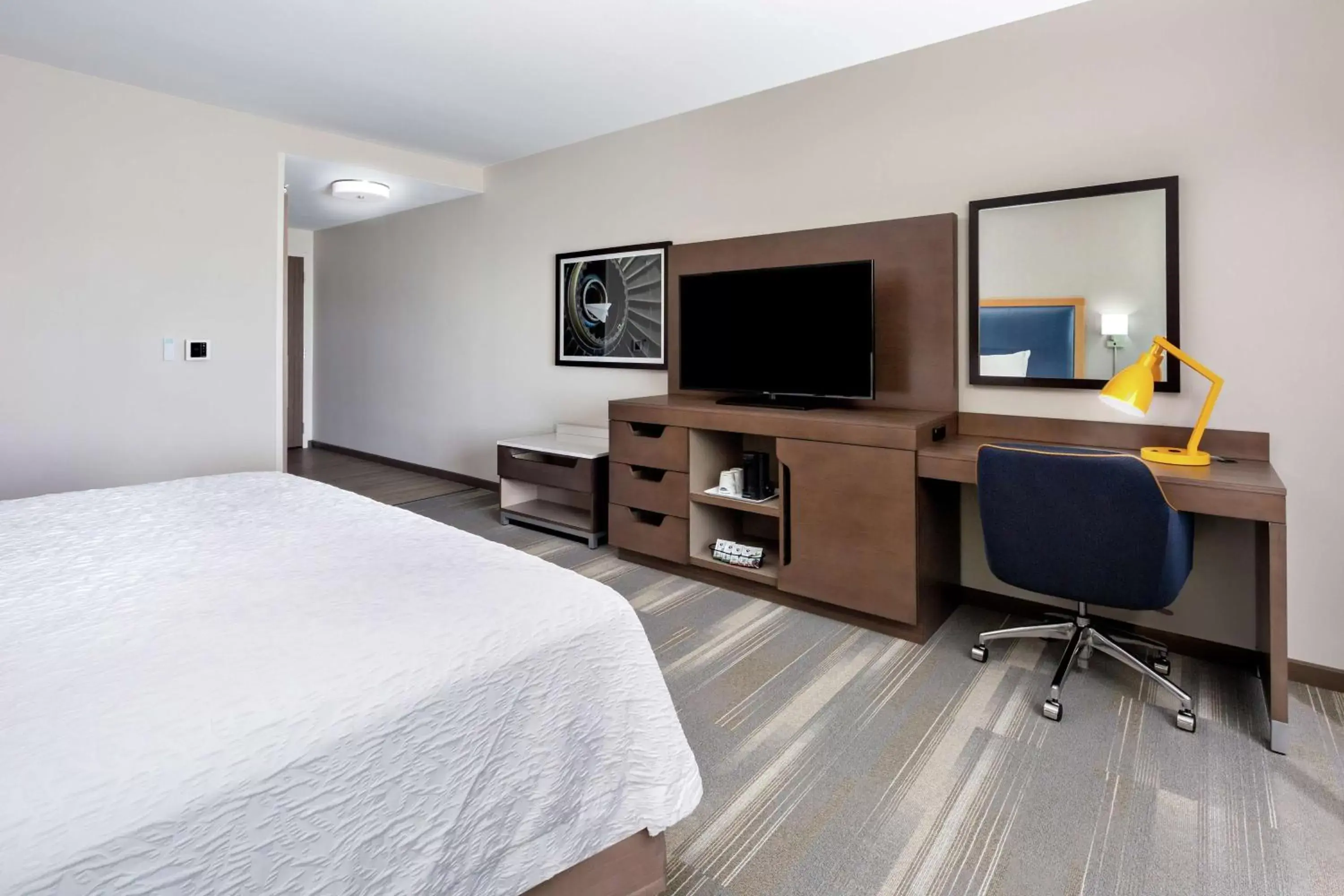 Bedroom, TV/Entertainment Center in Hampton Inn & Suites San Diego Airport Liberty Station