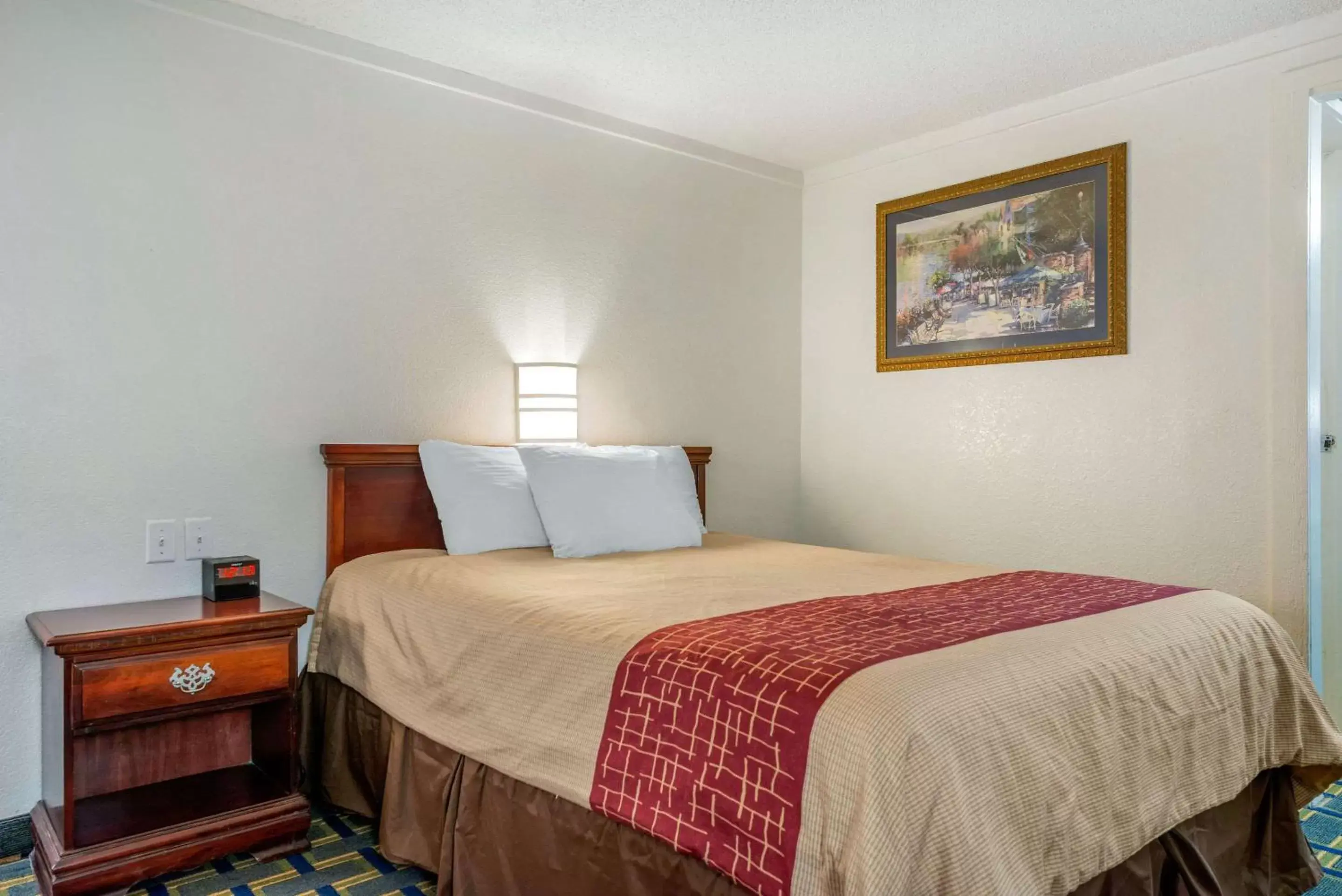 Photo of the whole room, Bed in Rodeway Inn Hilliard/Columbus