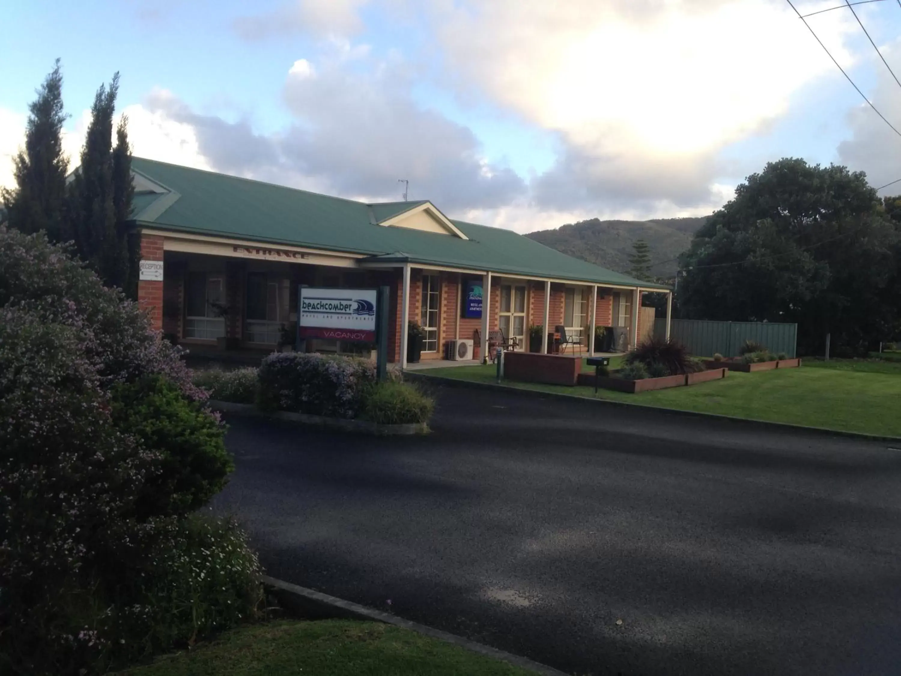 Facade/entrance, Property Building in Beachcomber Motel & Apartments