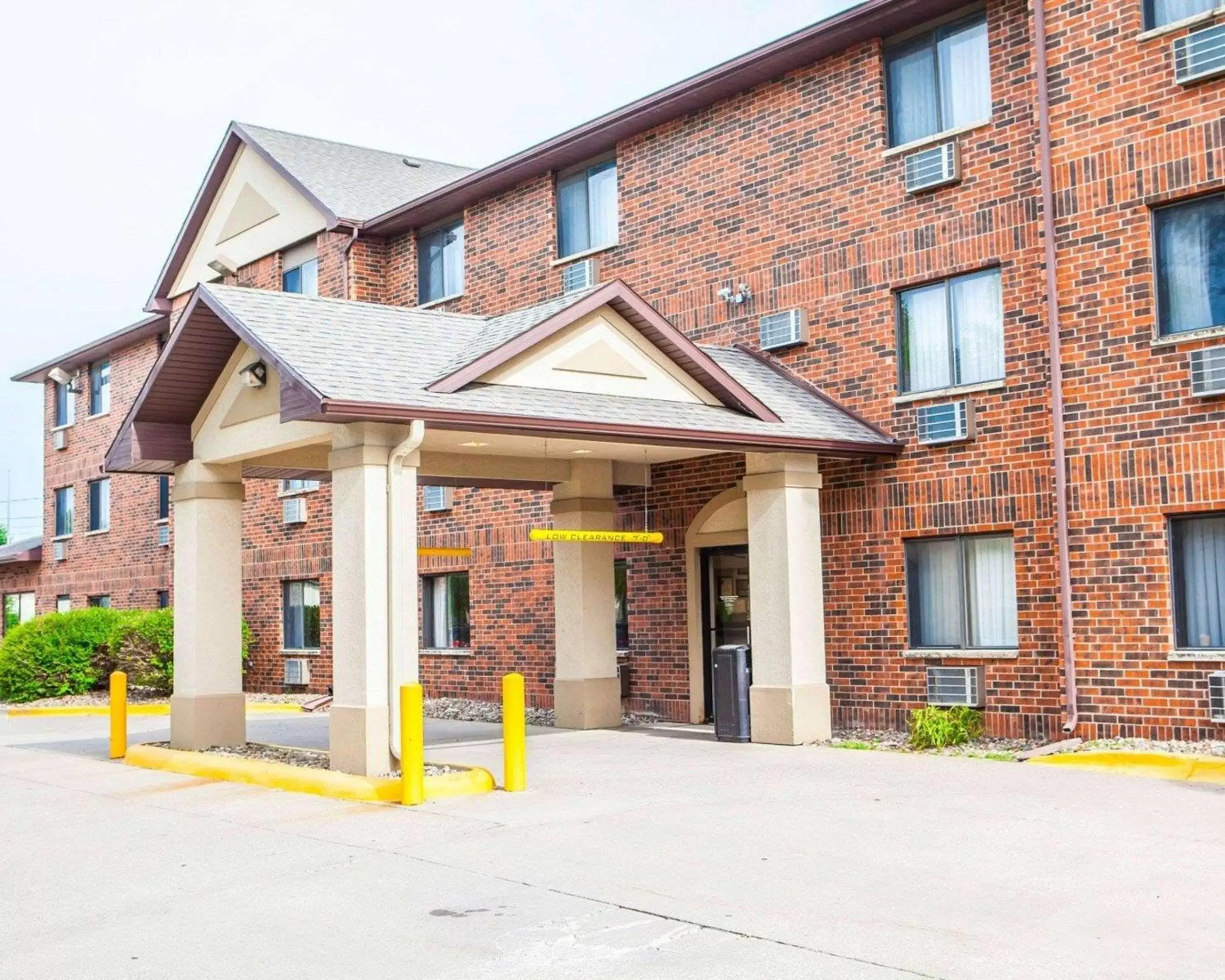 Property Building in Quality Inn & Suites Ankeny-Des Moines