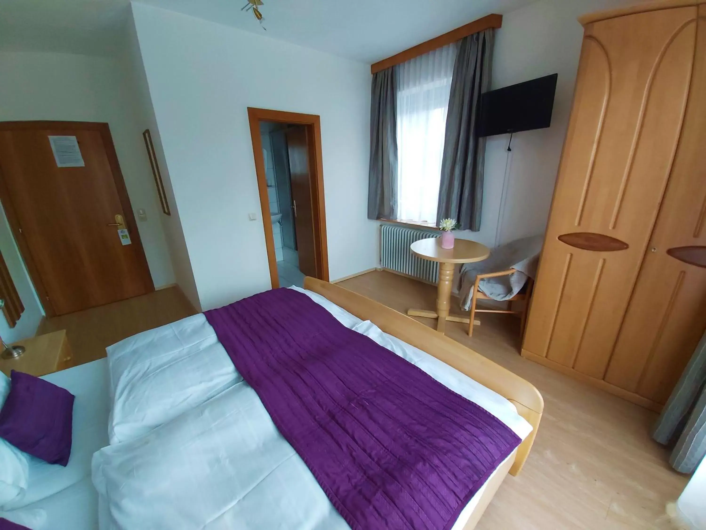 Double Room with Balcony in B&B Pension Karlsdorfer Hof Double Room with Balcony in B&B Pension Karlsdorfer Hof