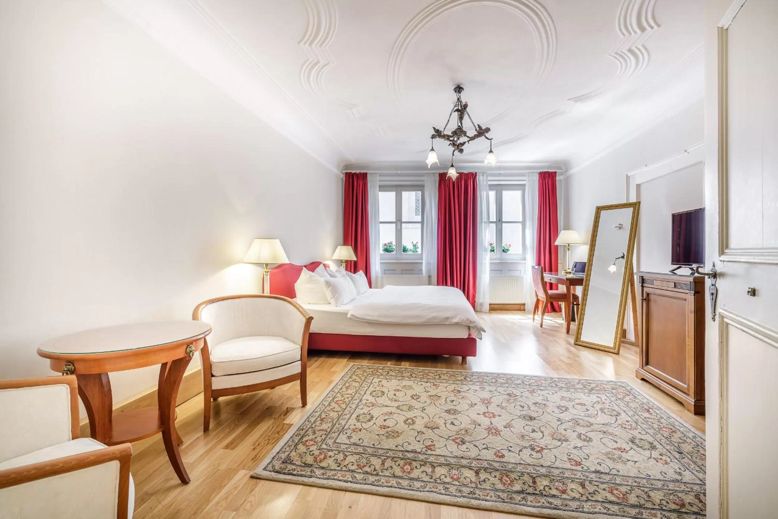 Photo of the whole room, Bed in Chin-Chin Hotel ehemals Bohemian Hotel