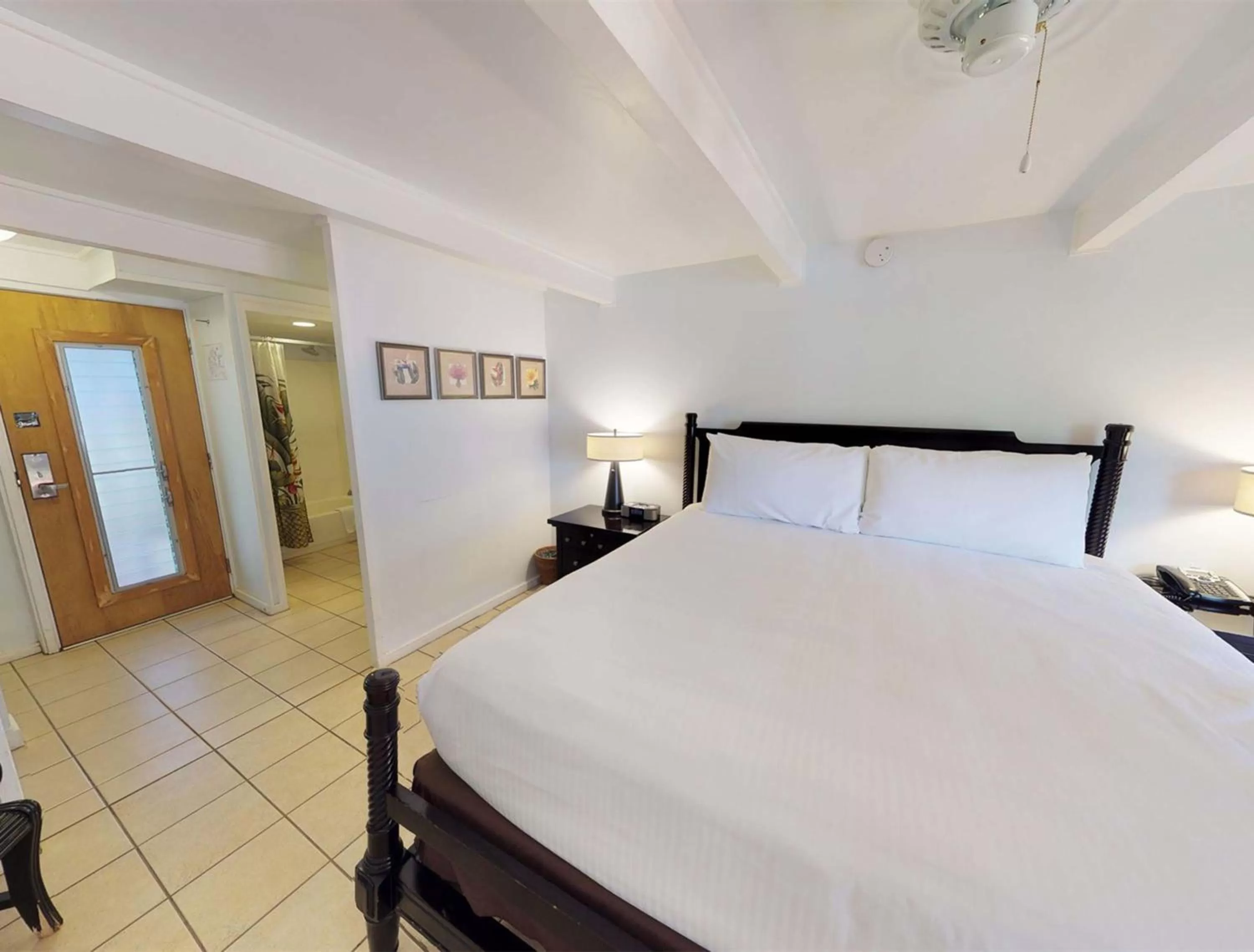 Bed in Hotel Moloka'i