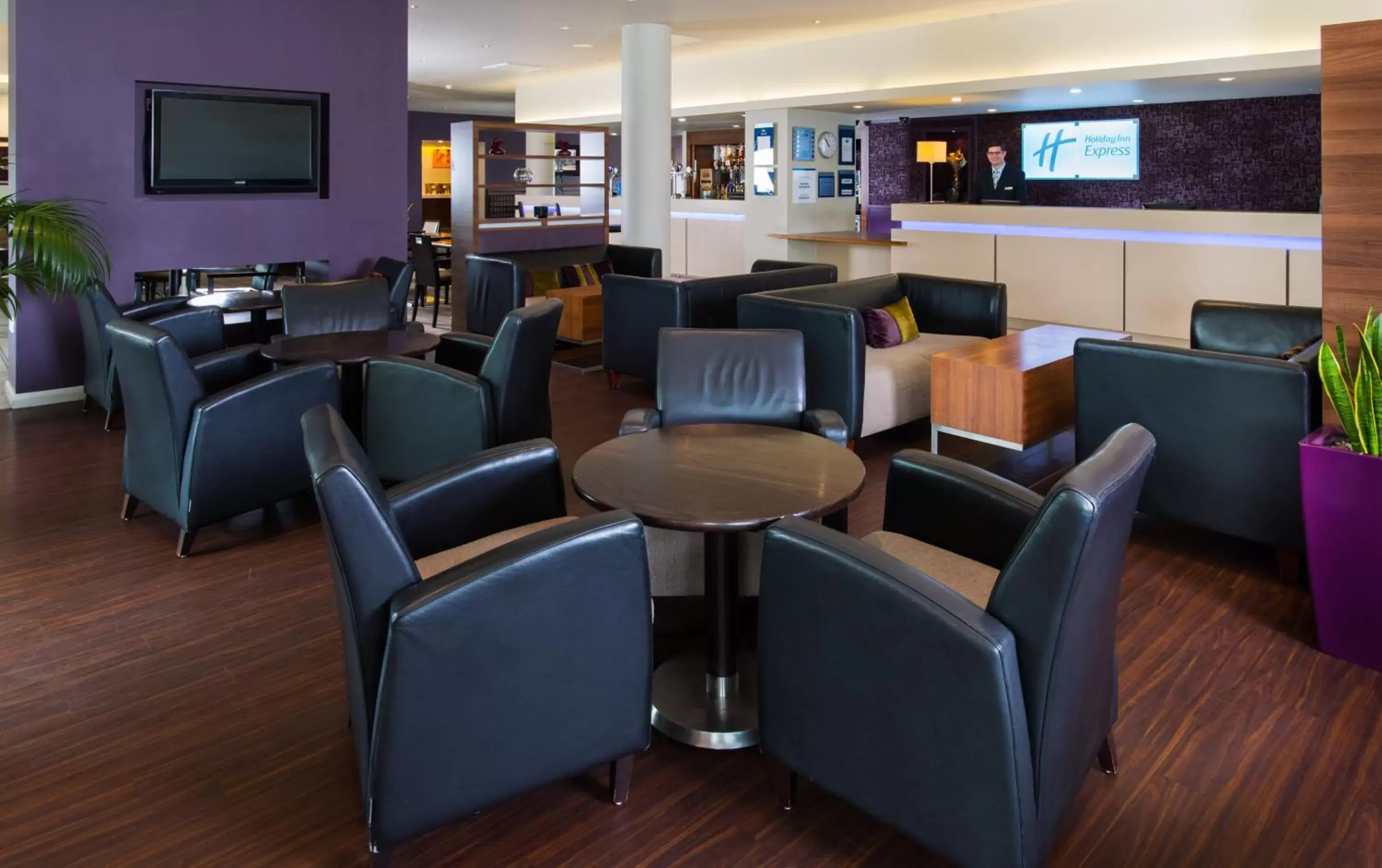 Lounge or bar, Lounge/Bar in Holiday Inn Express London Greenwich, an IHG Hotel