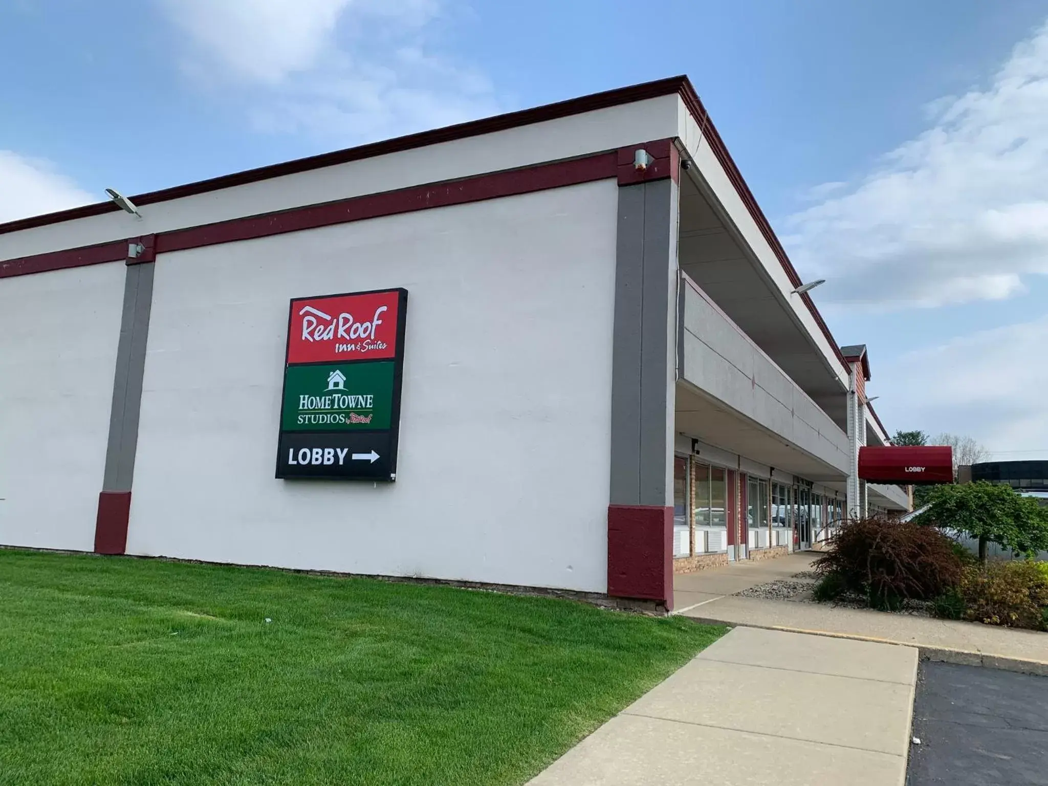 Property Building in HomeTowne Studios by Red Roof Battle Creek