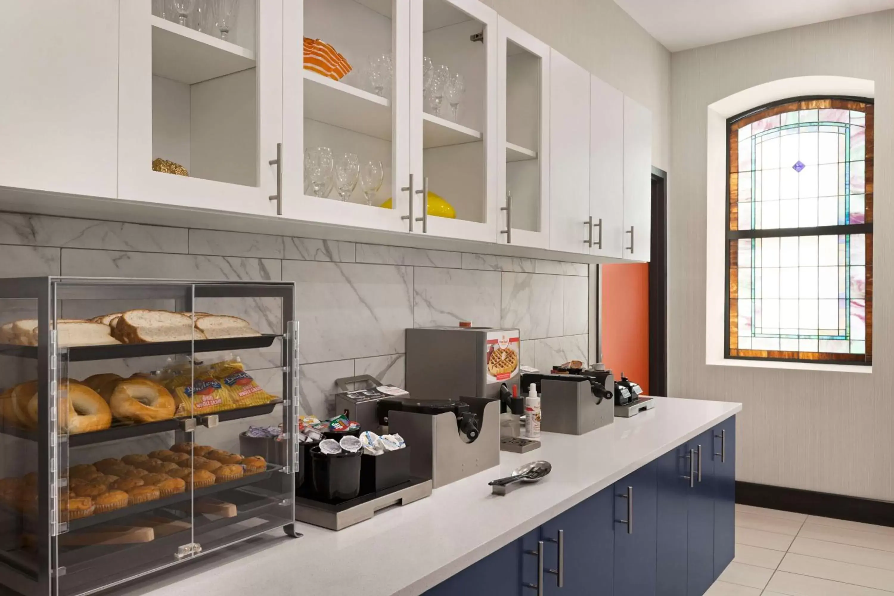 Breakfast, Kitchen/Kitchenette in Homewood Suites by Hilton Indianapolis Downtown IUPUI