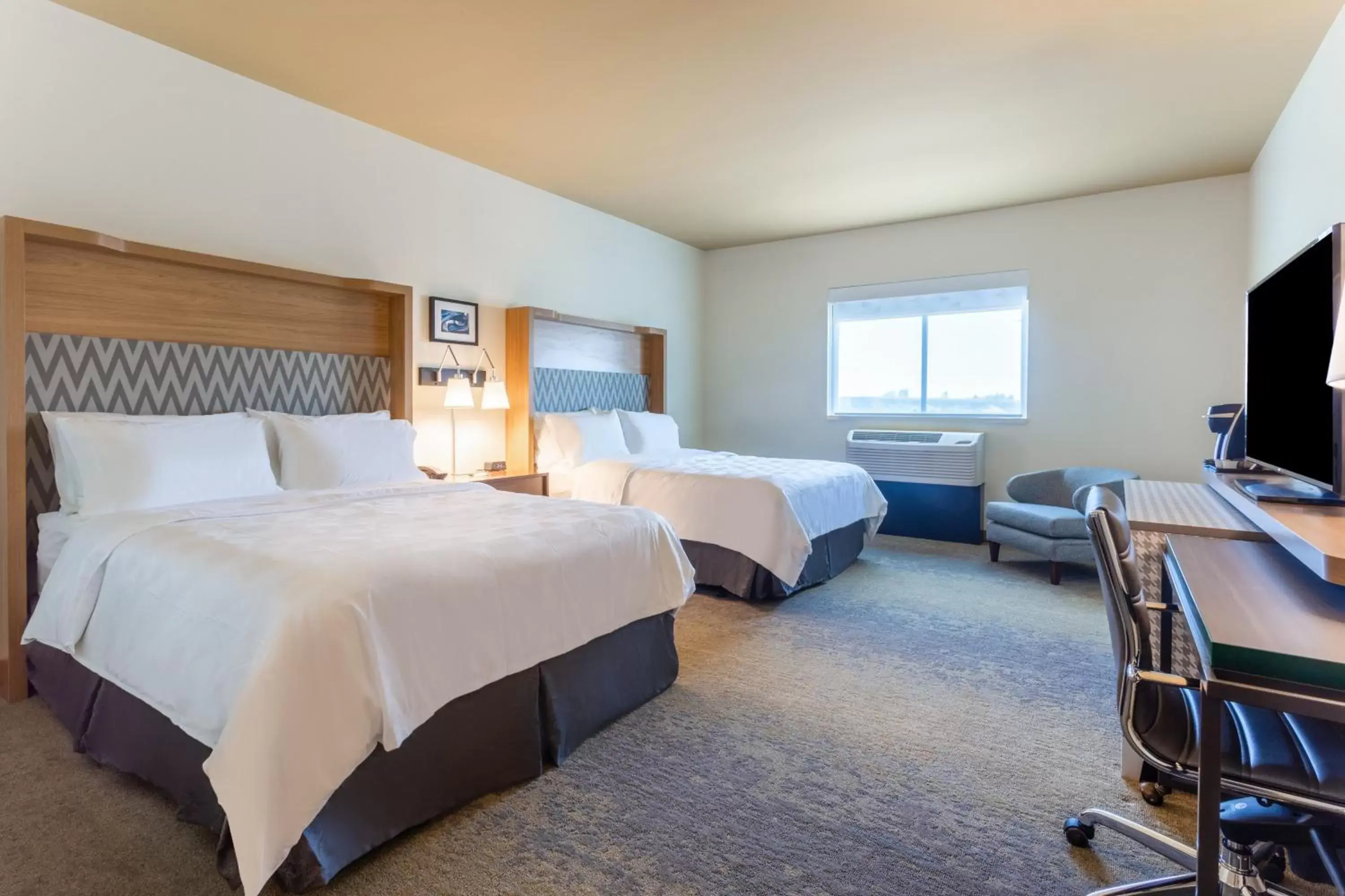 Photo of the whole room, Bed in Holiday Inn & Suites Cedar Falls-Waterloo Event Ctr, an IHG Hotel