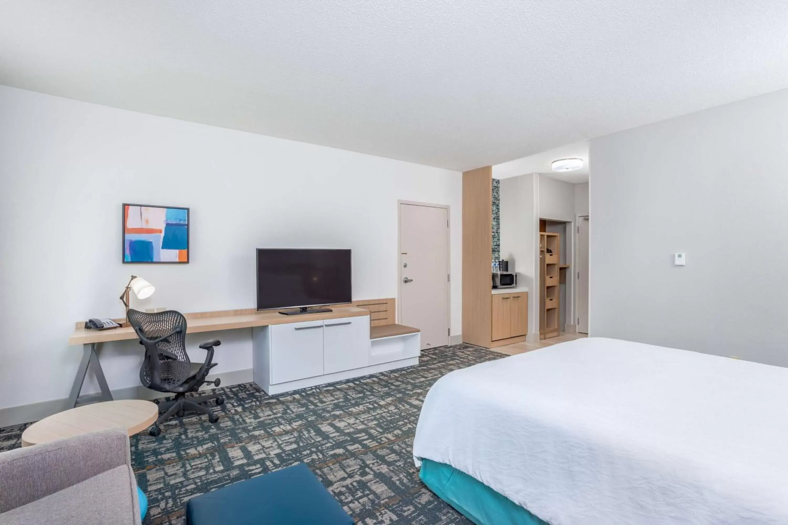 Bedroom, TV/Entertainment Center in Hilton Garden Inn Cincinnati/Sharonville