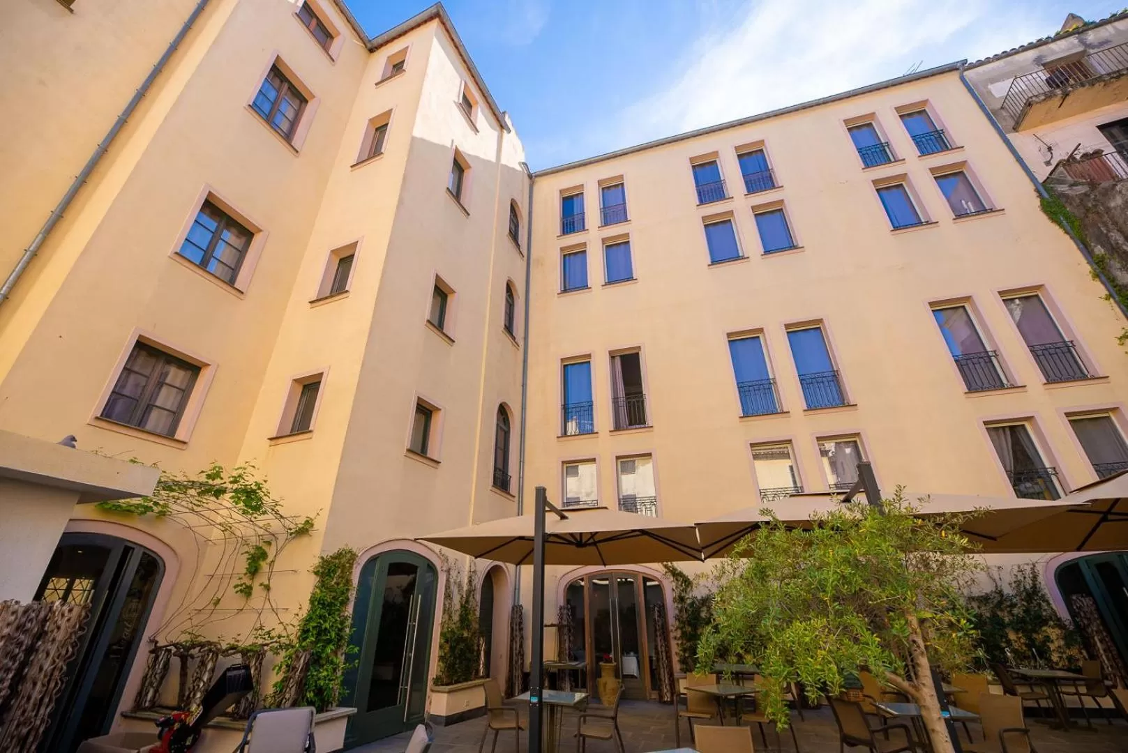 Property building in Hotel POZZO DI BORGO