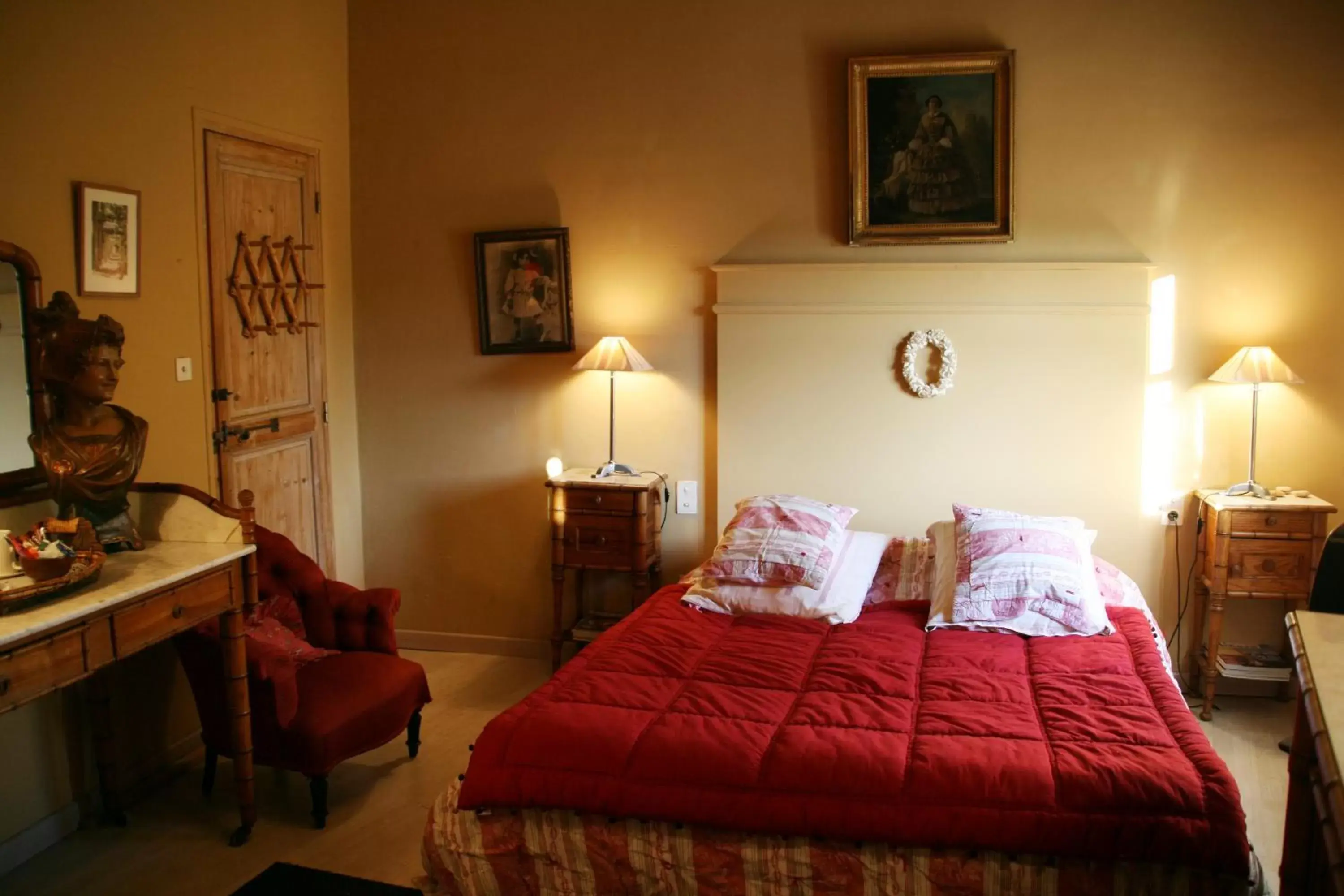 Bedroom, Bed in La Maison sur la Colline