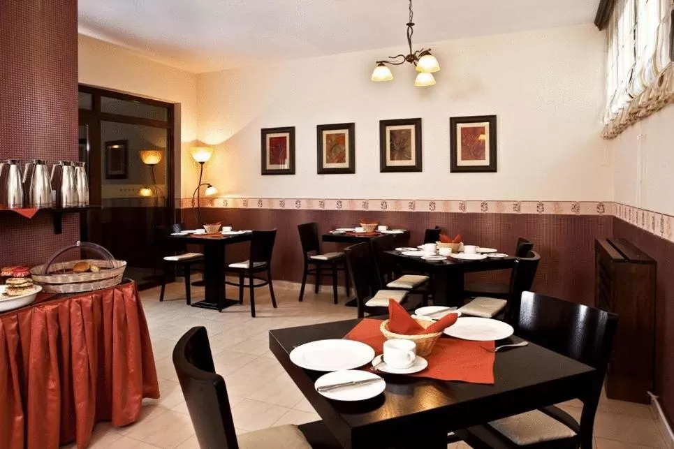 Restaurant/places to eat in Parklands Hotel & Pool