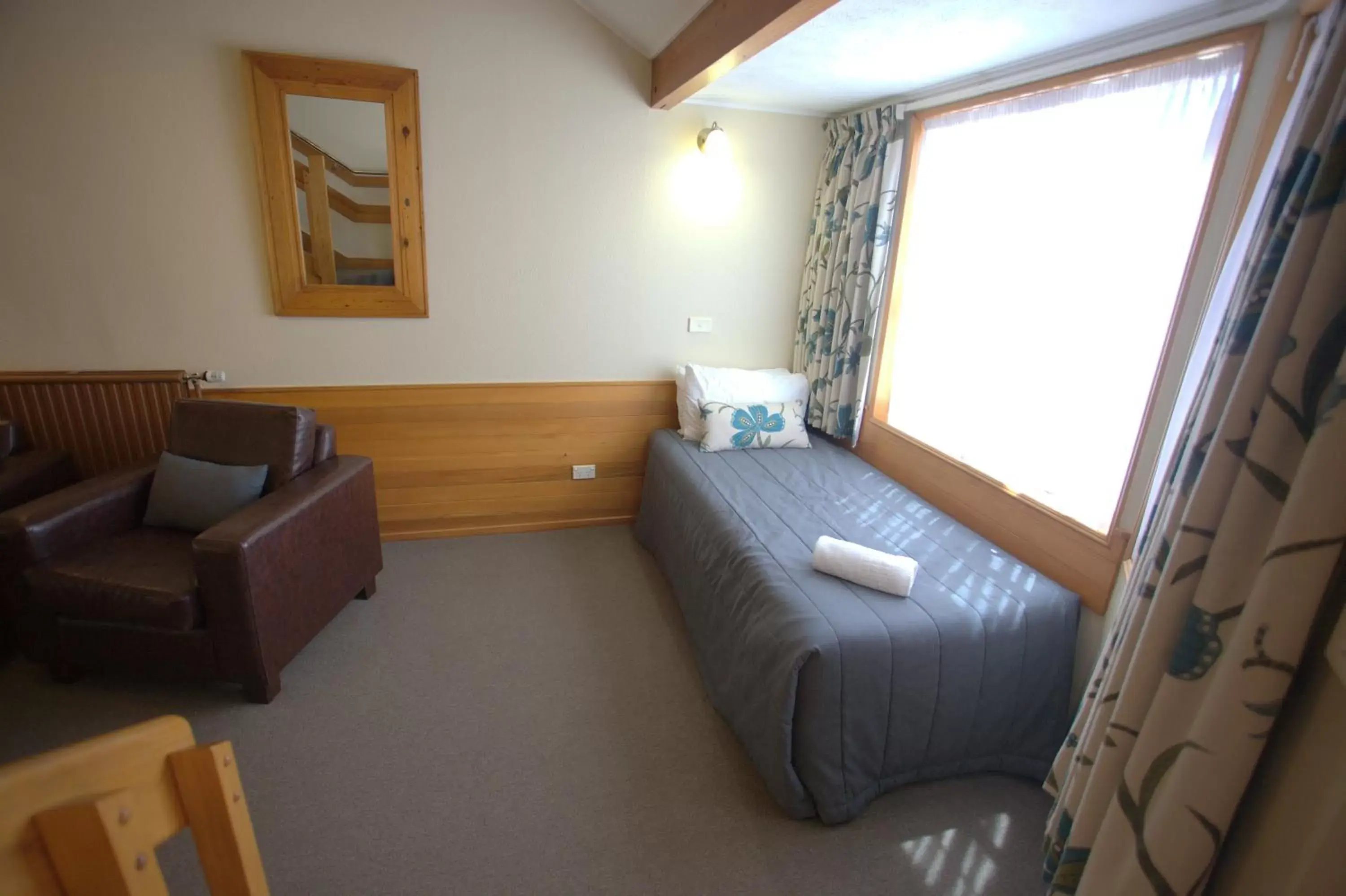 Bed, Seating Area in Balmoral Lodge Motel