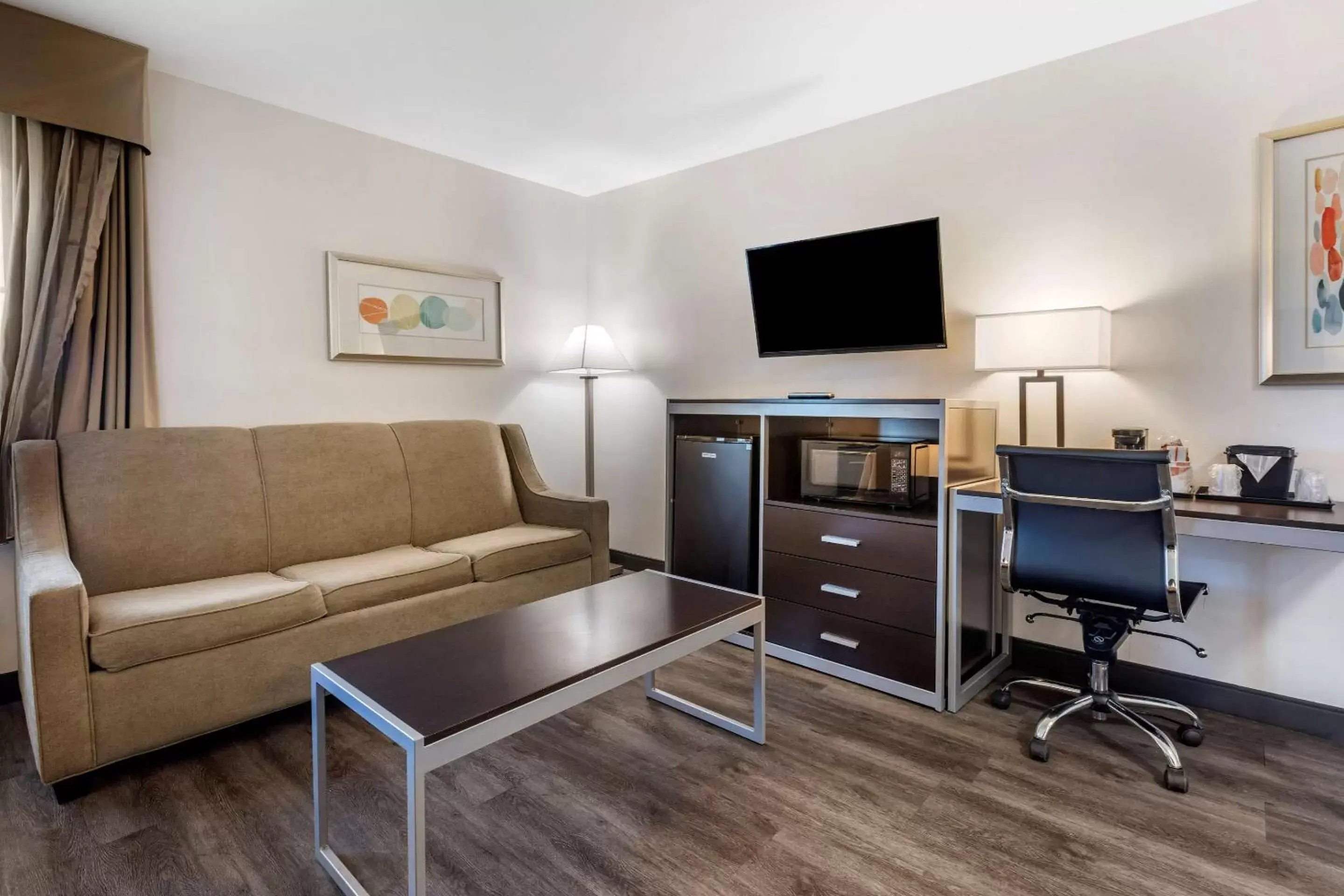 Bedroom, Seating Area in Quality Inn Burbank Airport