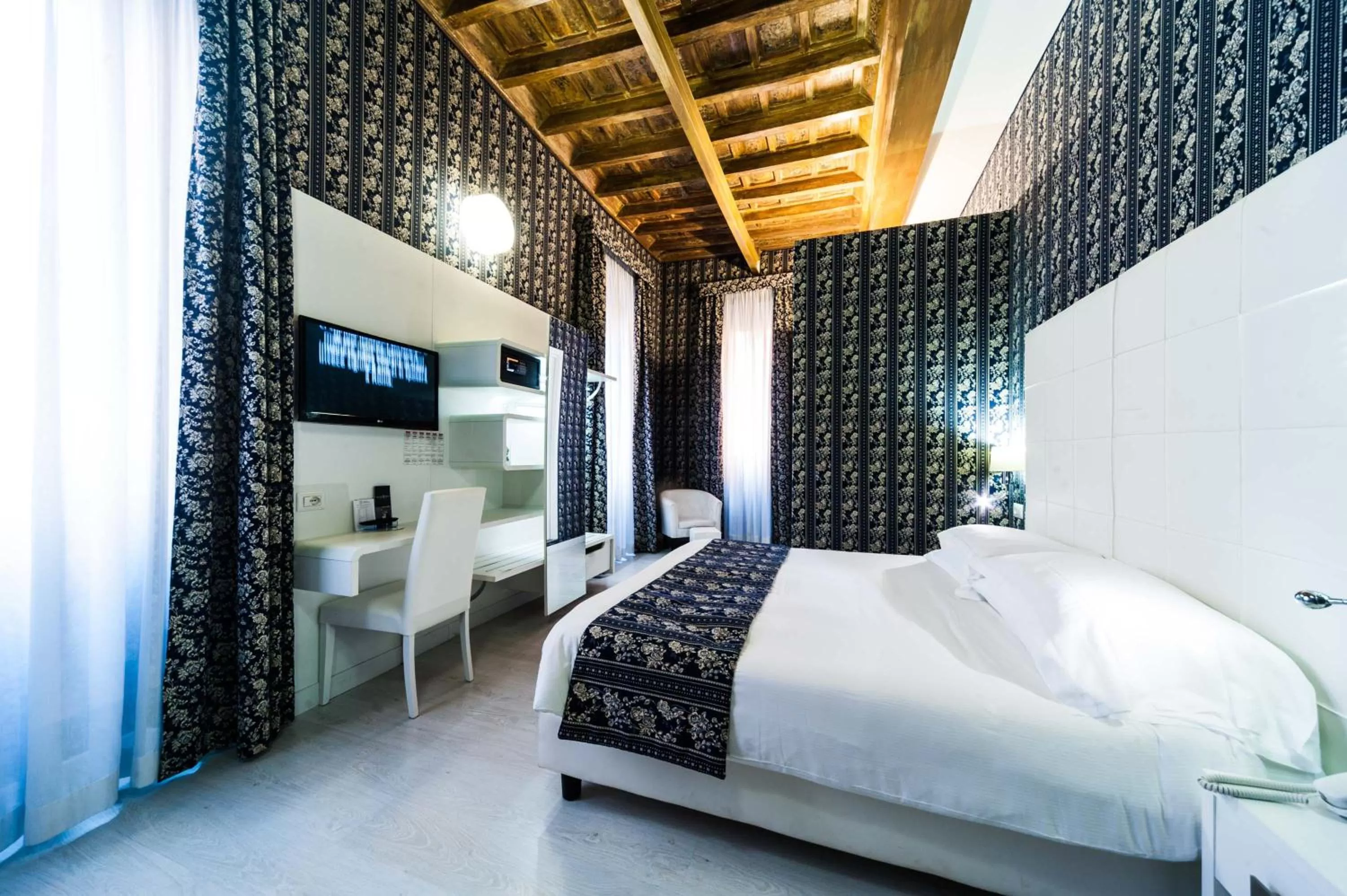 Photo of the whole room, Bed in Relais Trevi 95 Boutique Hotel