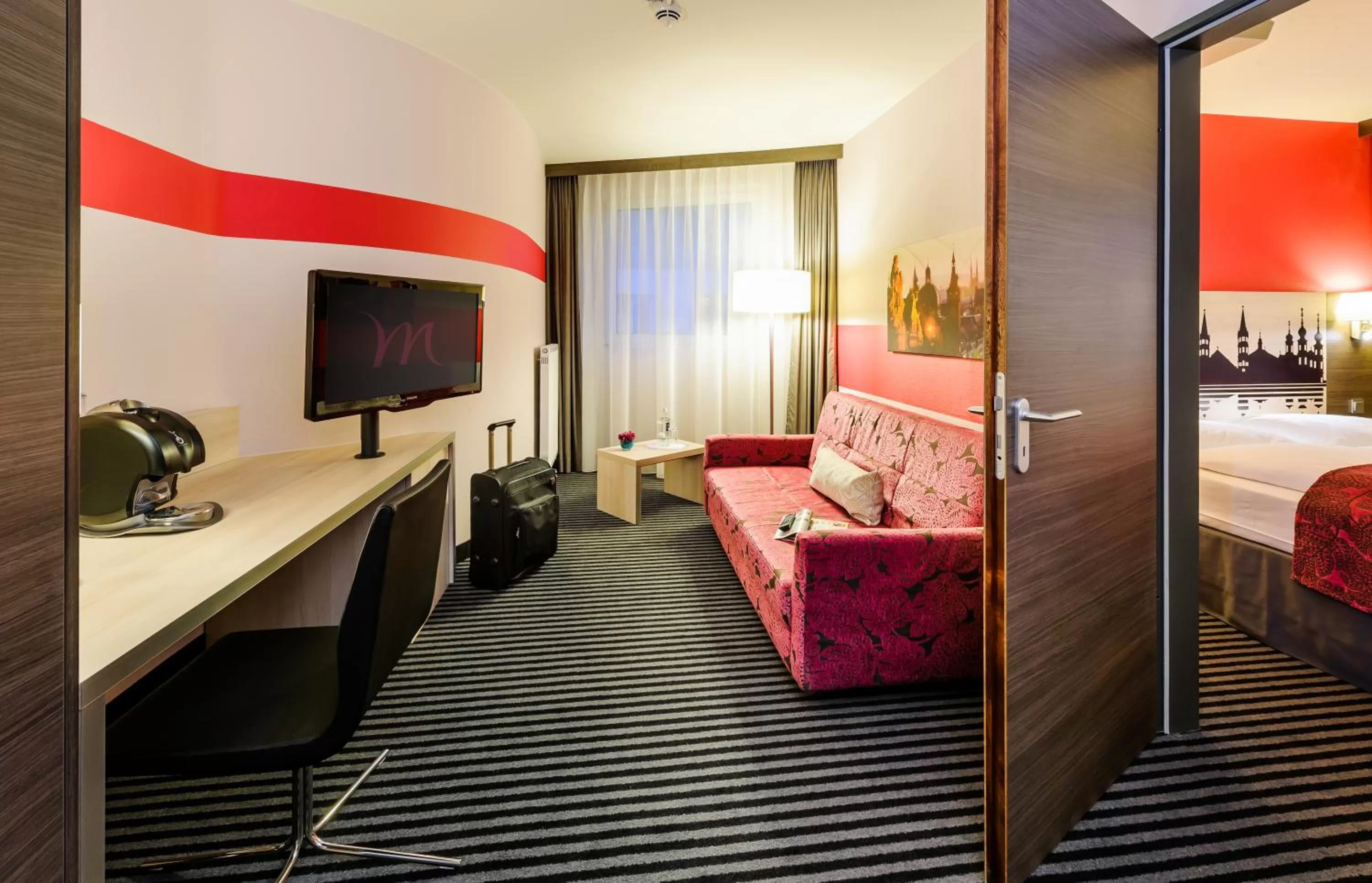 Seating area, Bed in Mercure Hotel Würzburg am Mainufer