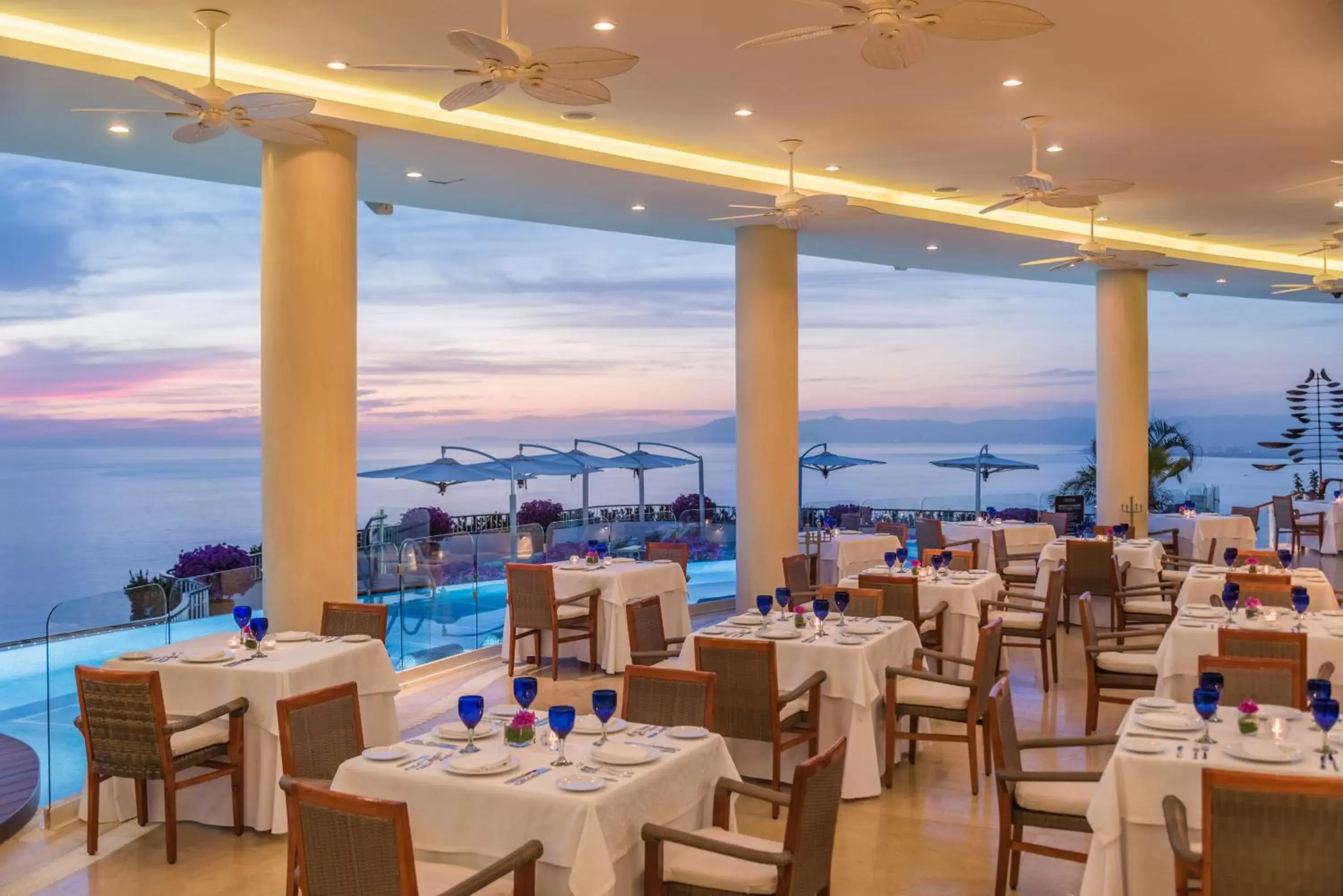 Restaurant/Places to Eat in Grand Miramar All Luxury Suites & Residences