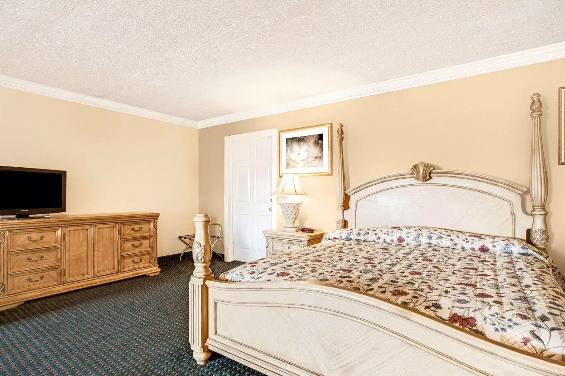 Bed in Knights Inn Mount Laurel Bed in Knights Inn Mount Laurel