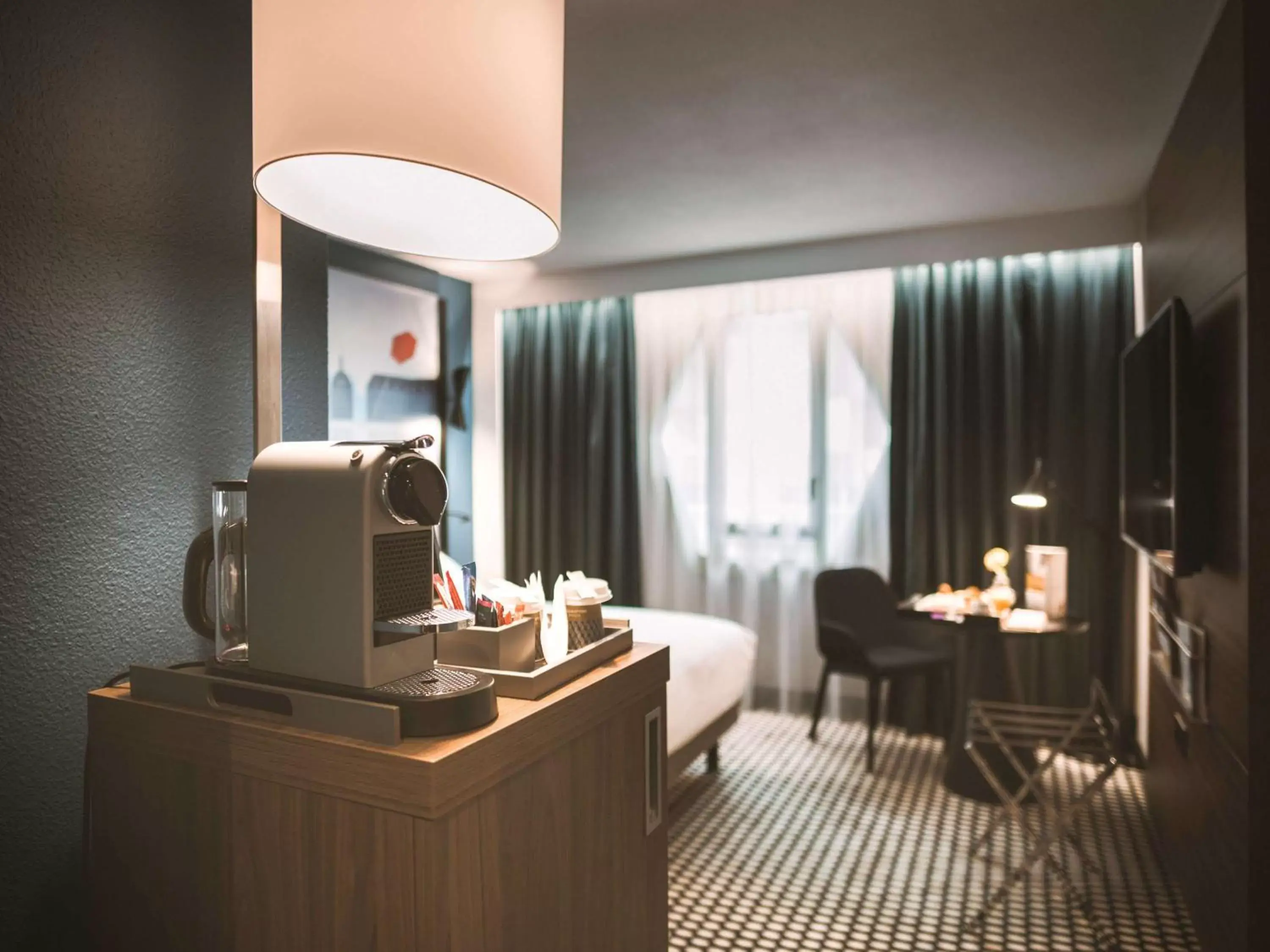 Bedroom, Restaurant/Places to Eat in Mercure Bordeaux Centre Ville