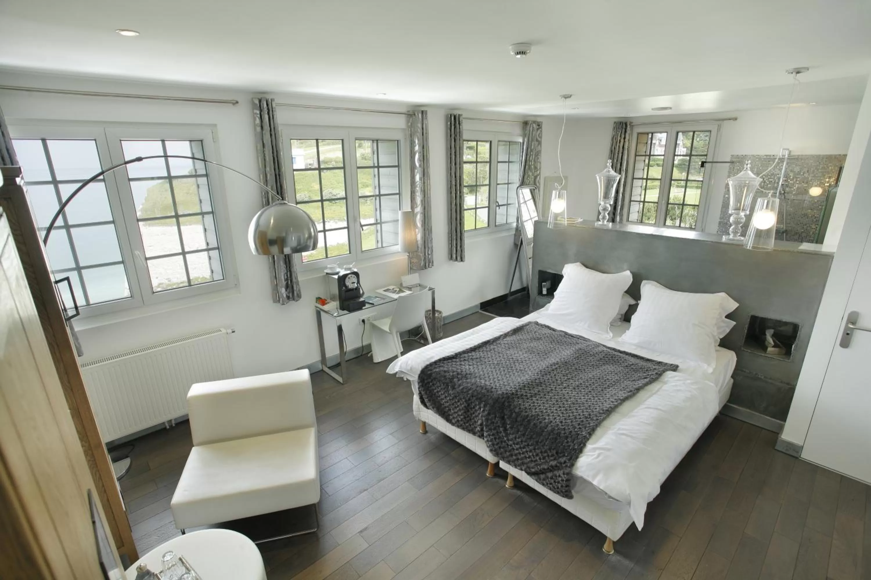 Bed in The Originals Hôtel Le Cise Restaurant Chambres et Suites