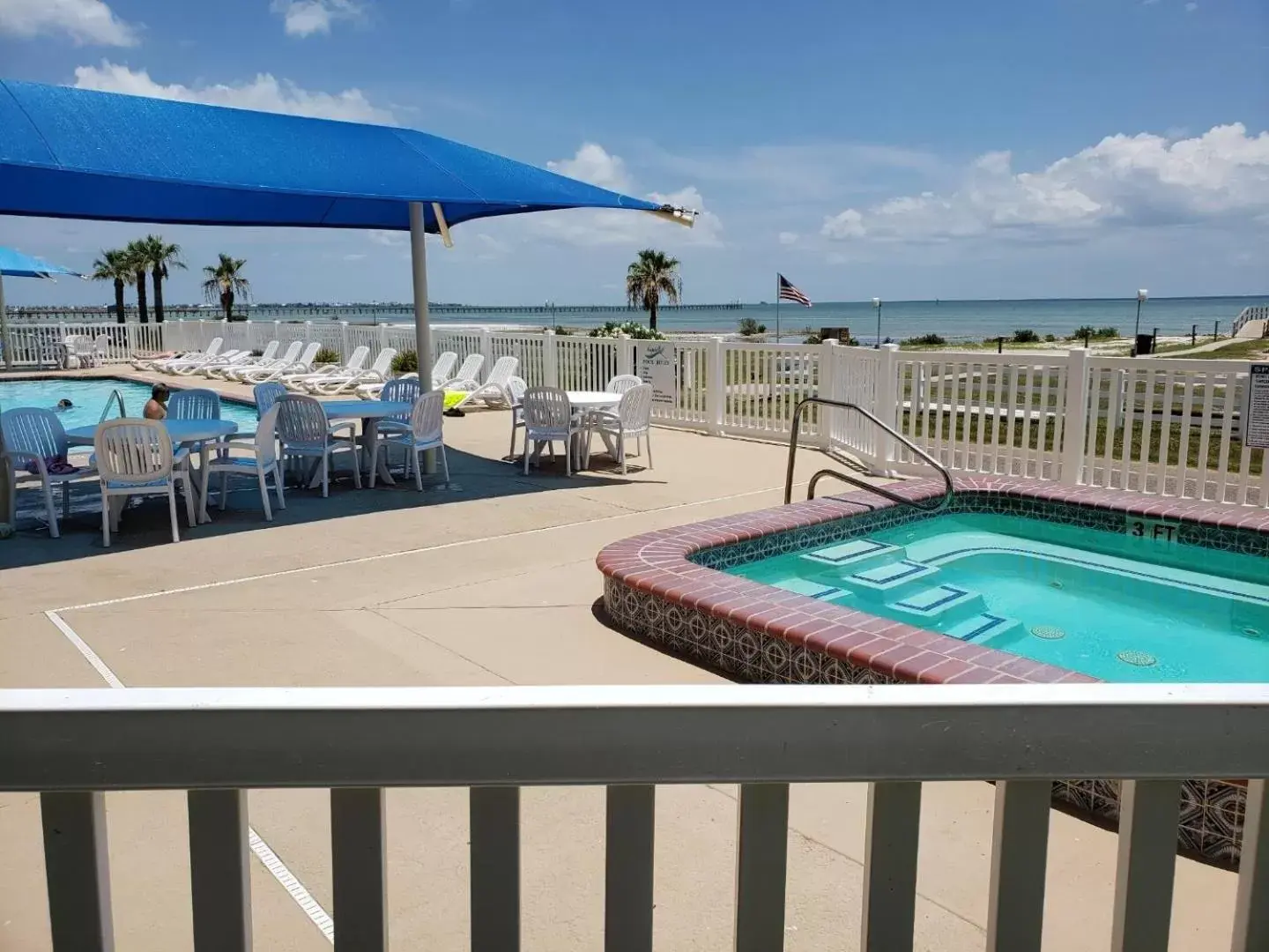 Hot Tub, Swimming Pool in Benjamin's Pier at Laguna Reef Resort