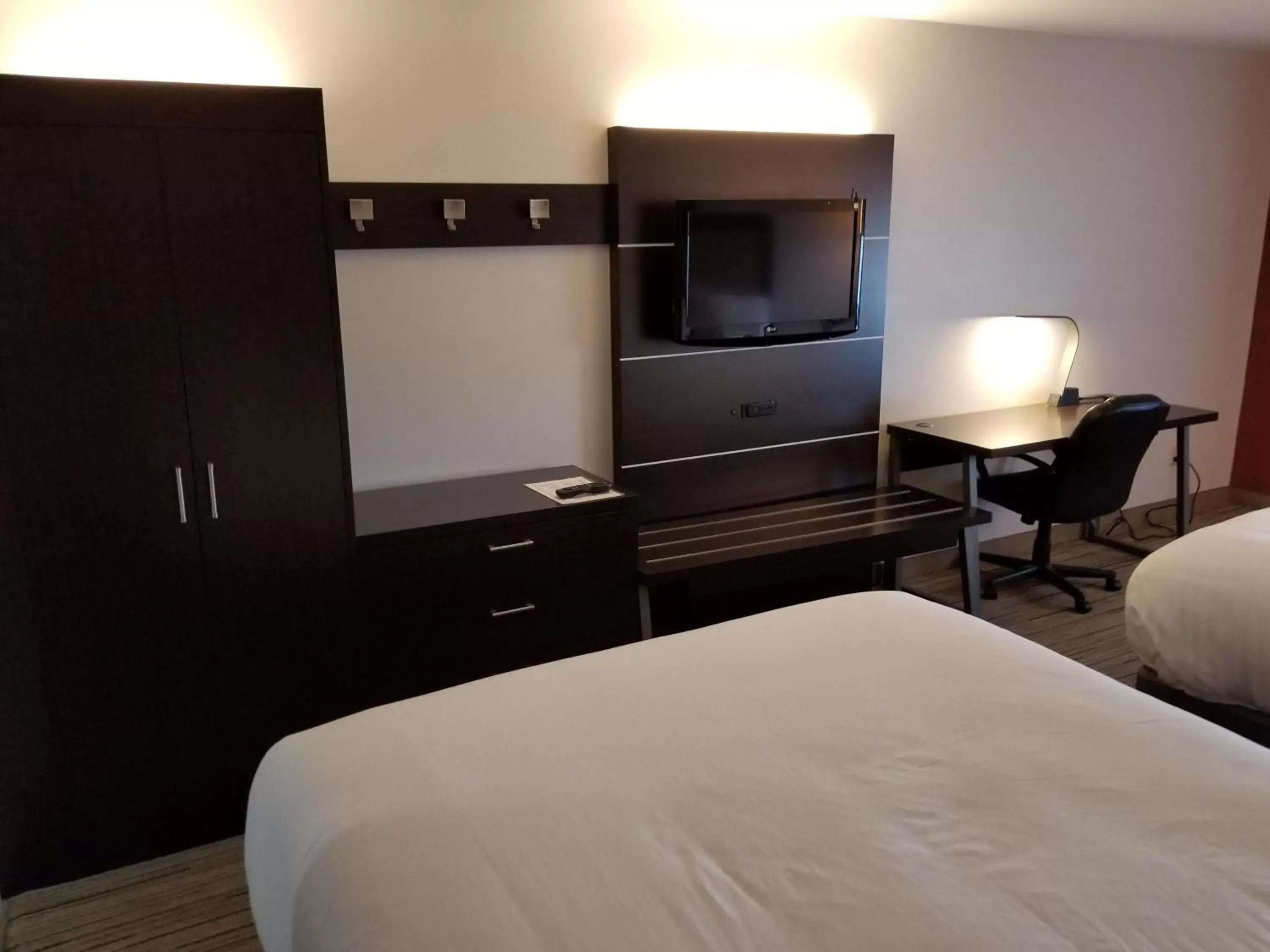 Bedroom, Bed in Holiday Inn Express Birch Run-Frankenmuth Area by IHG Bedroom, Bed in Holiday Inn Express Birch Run-Frankenmuth Area by IHG