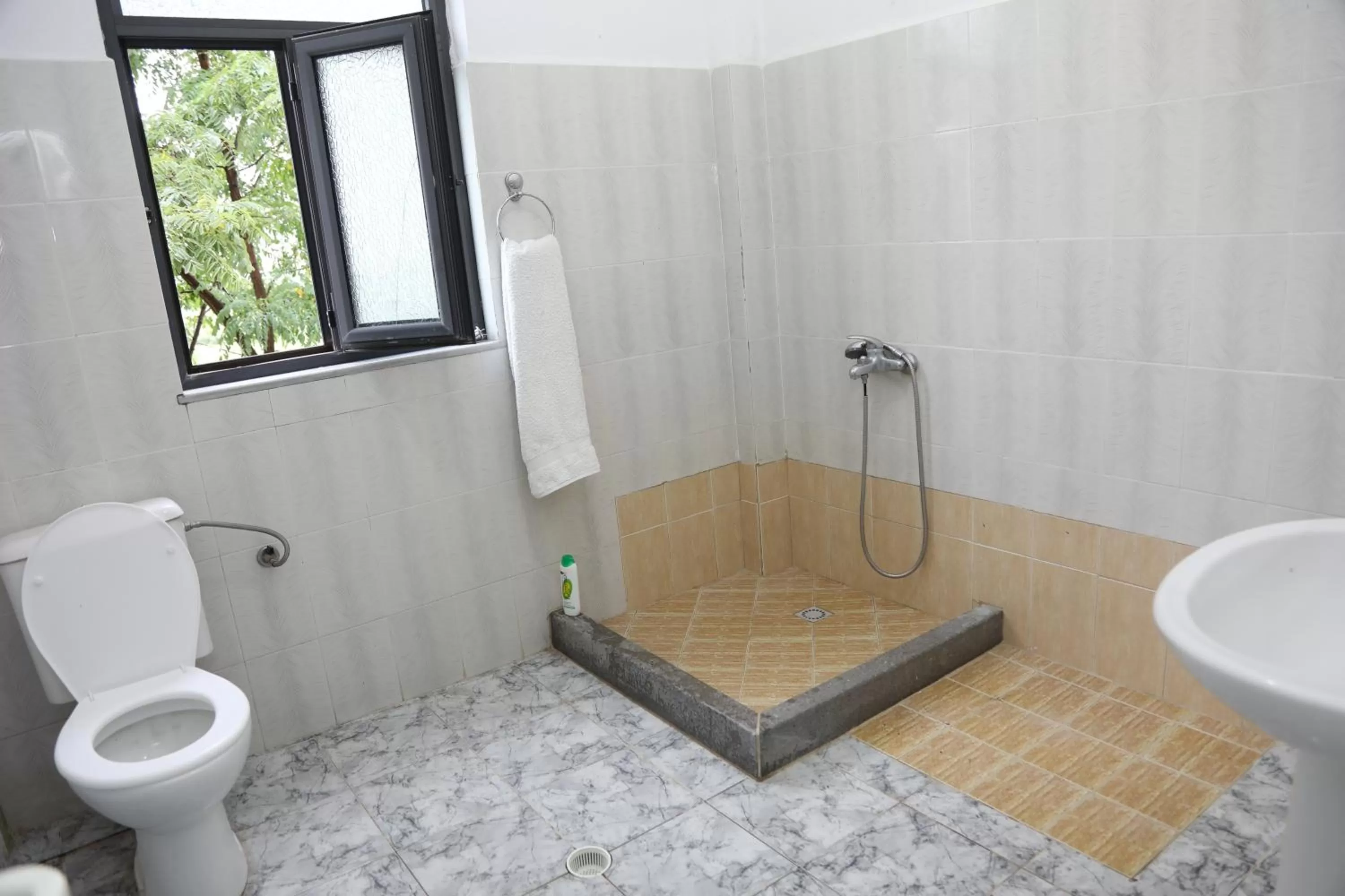 Shower, Bathroom in Hotel Kabashi