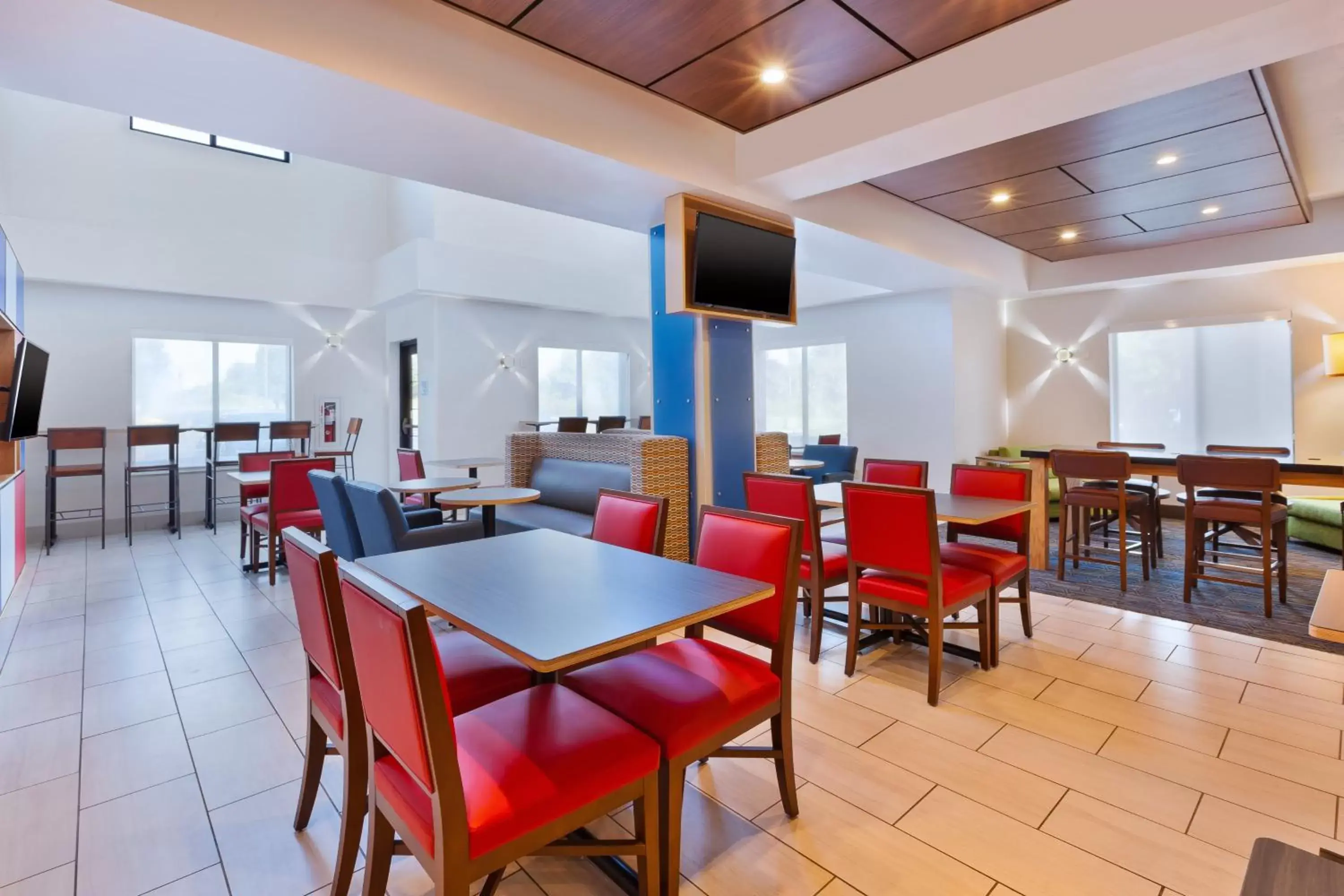 Breakfast, Restaurant/Places to Eat in Holiday Inn Express Hotel & Suites Cleveland-Richfield, an IHG Hotel