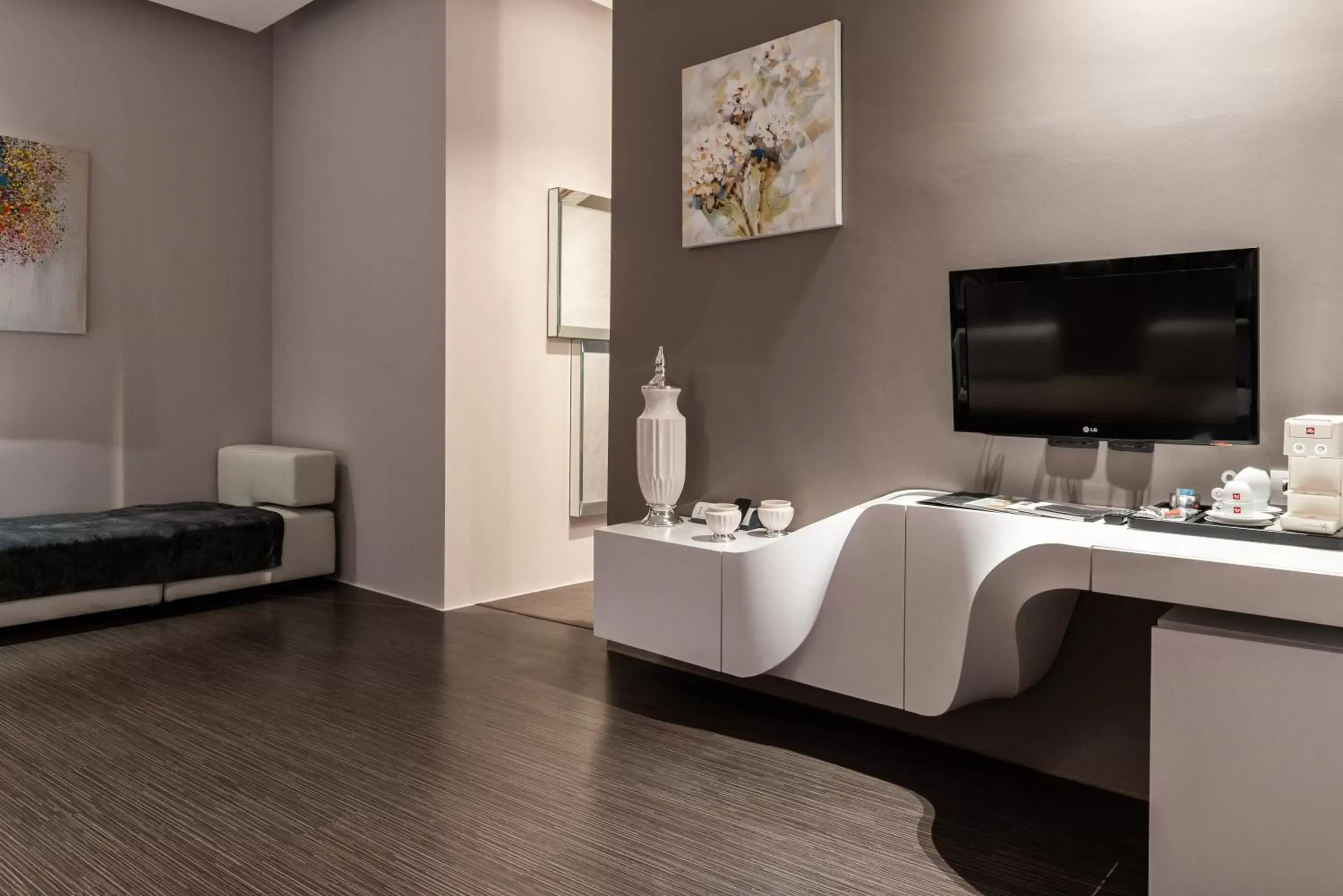 TV and multimedia, Bed in Le Camp Suite & Spa TV and multimedia, Bed in Le Camp Suite & Spa