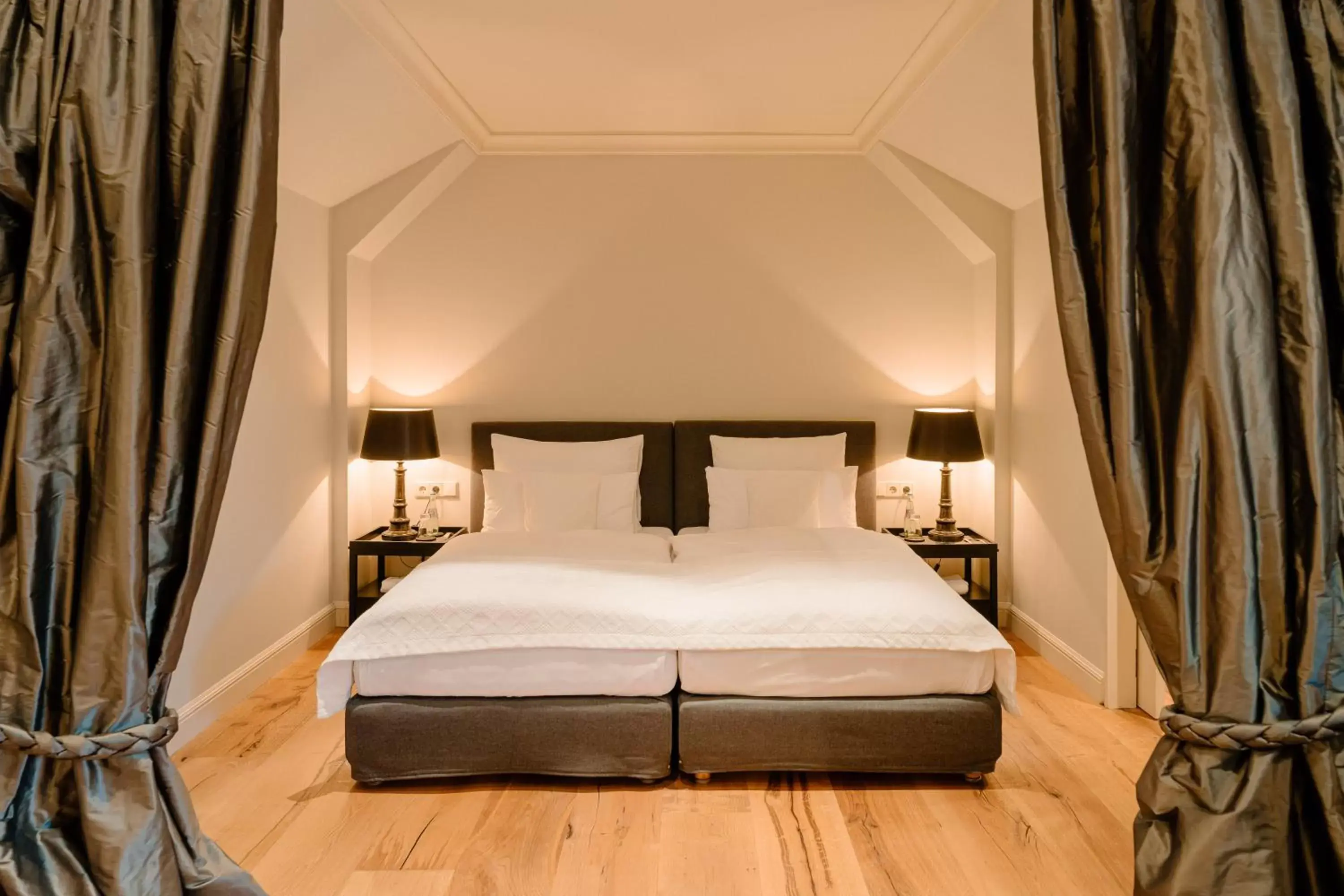 Bedroom, Bed in Schlosshotel Hugenpoet