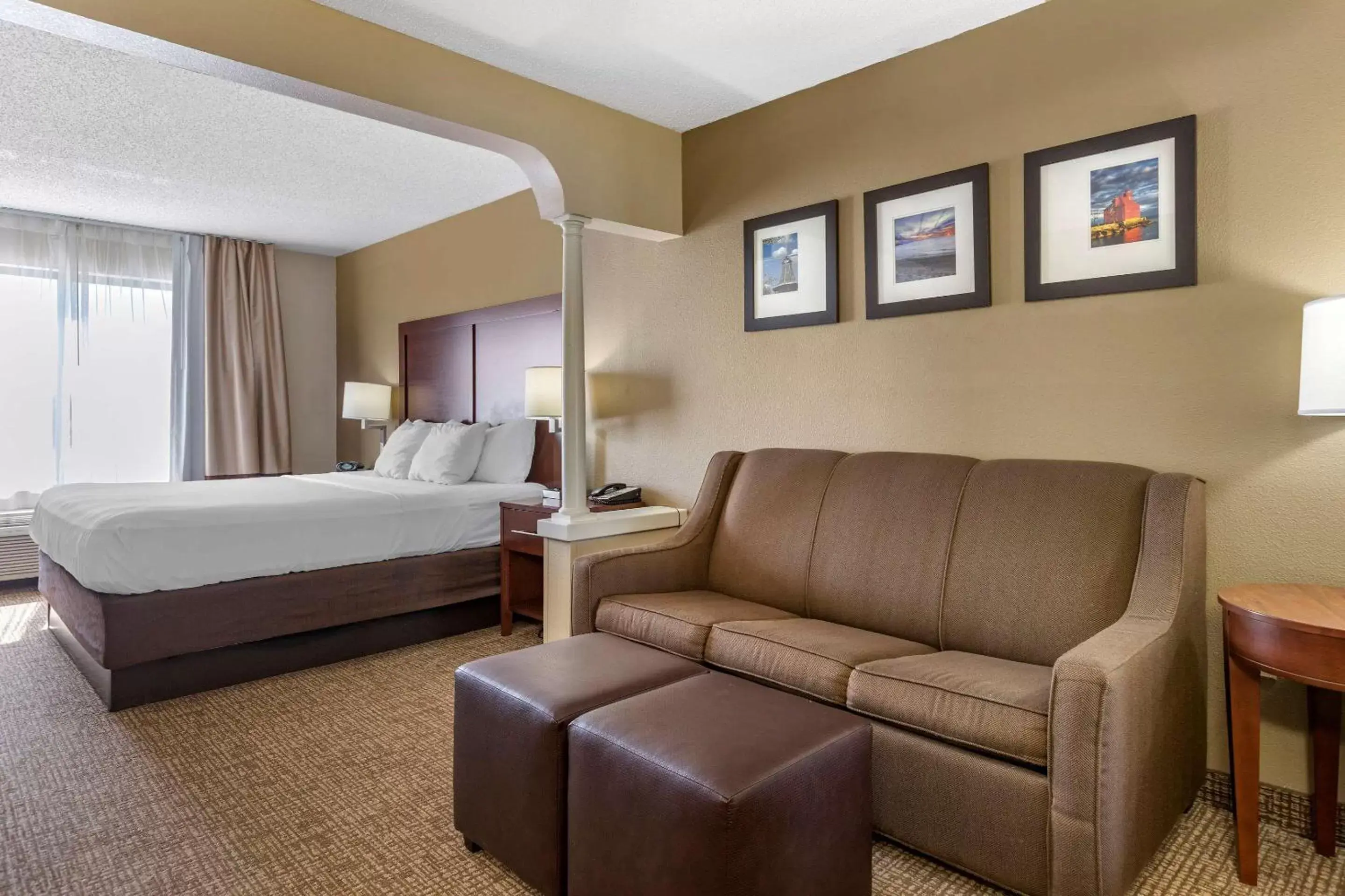 Photo of the whole room in Comfort Suites Grandville
