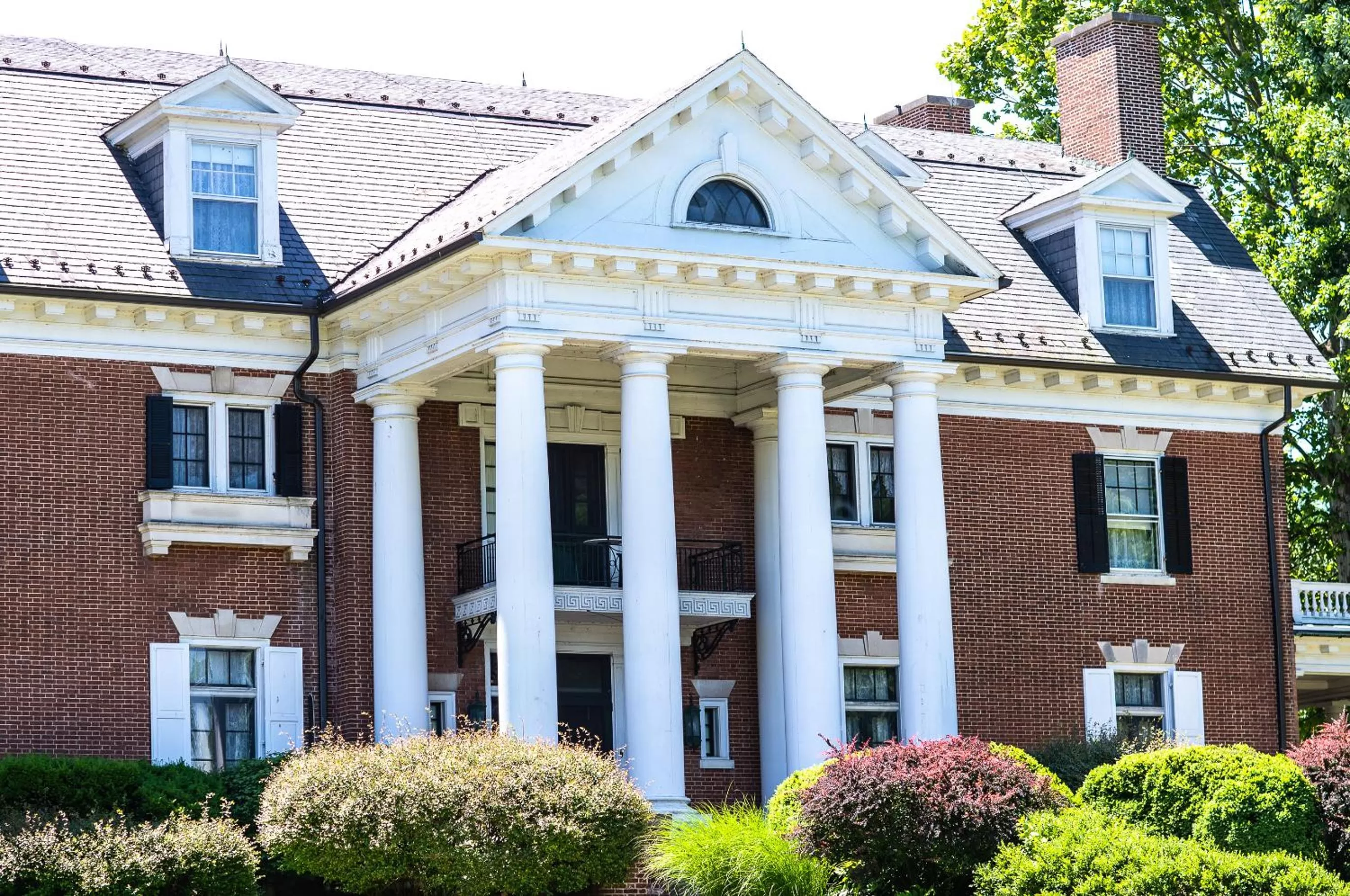 Facade/entrance in Mercersburg Inn