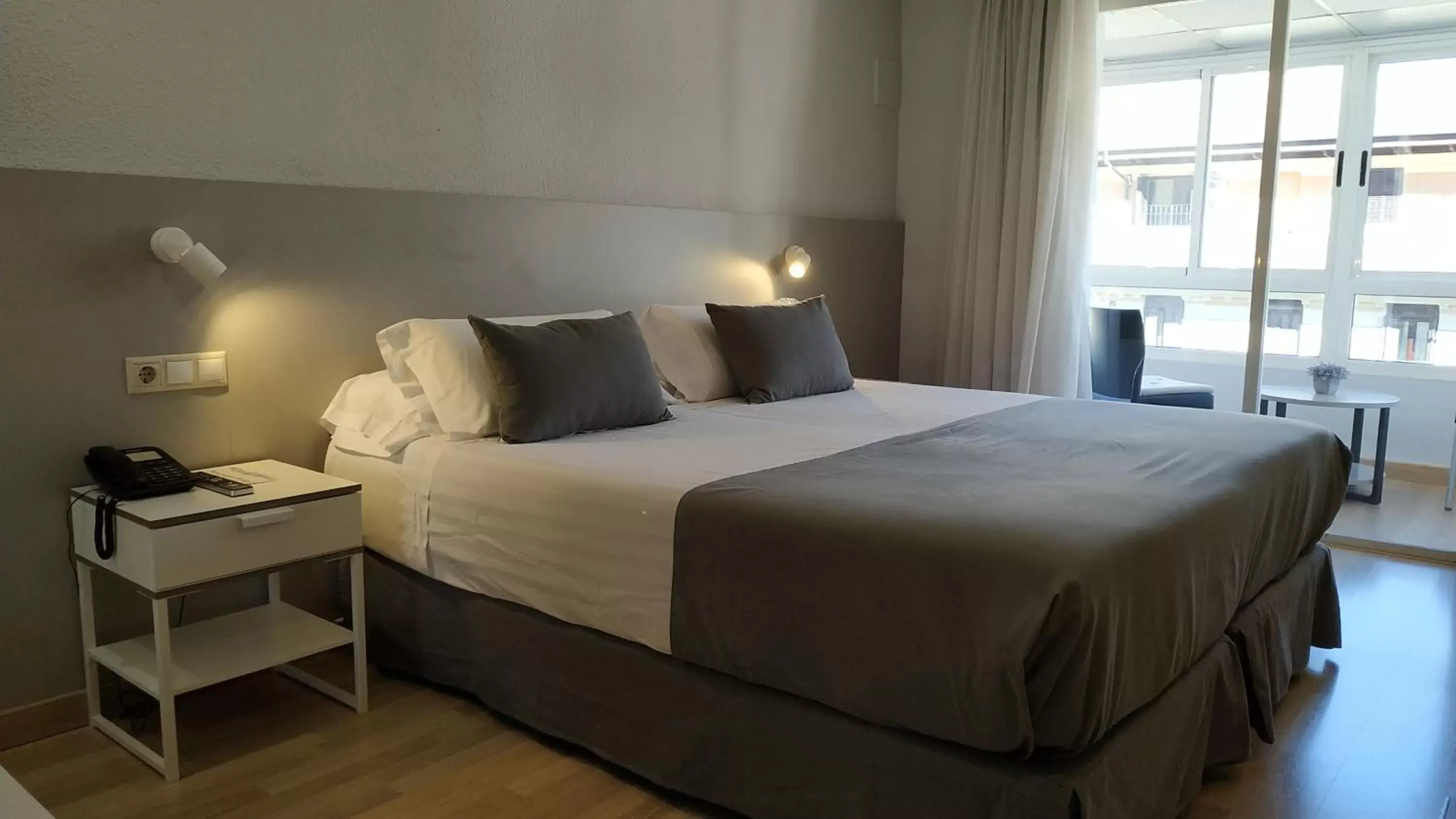 Photo of the whole room, Bed in Mendez Nuñez Alicante