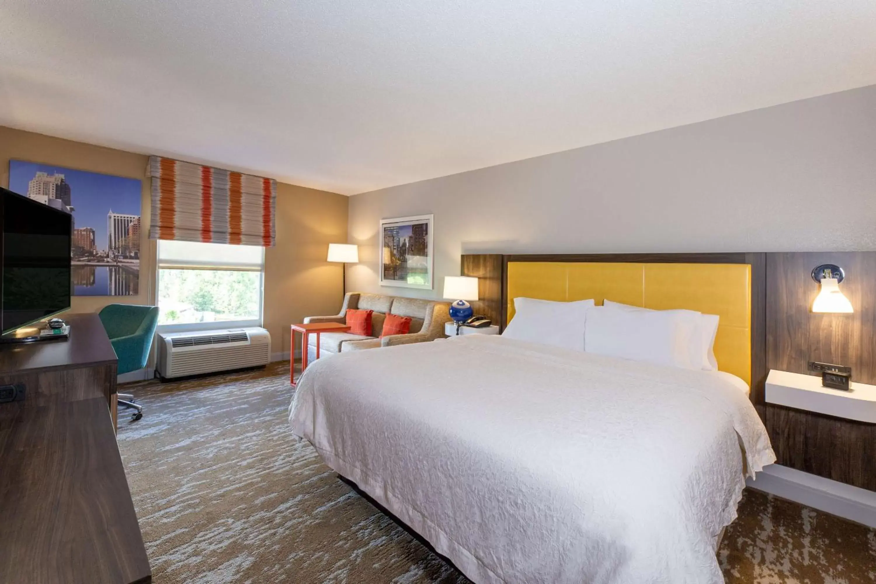 Bedroom in Hampton Inn & Suites Raleigh/Cary I-40 (PNC Arena)