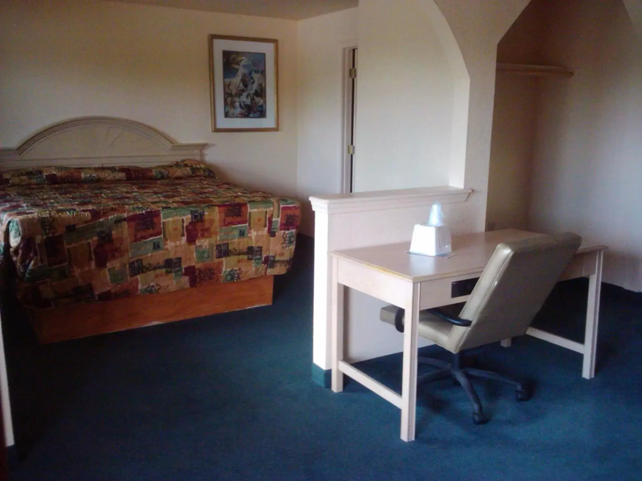 Photo of the whole room, Bed in Rodeway Inn & Suites East