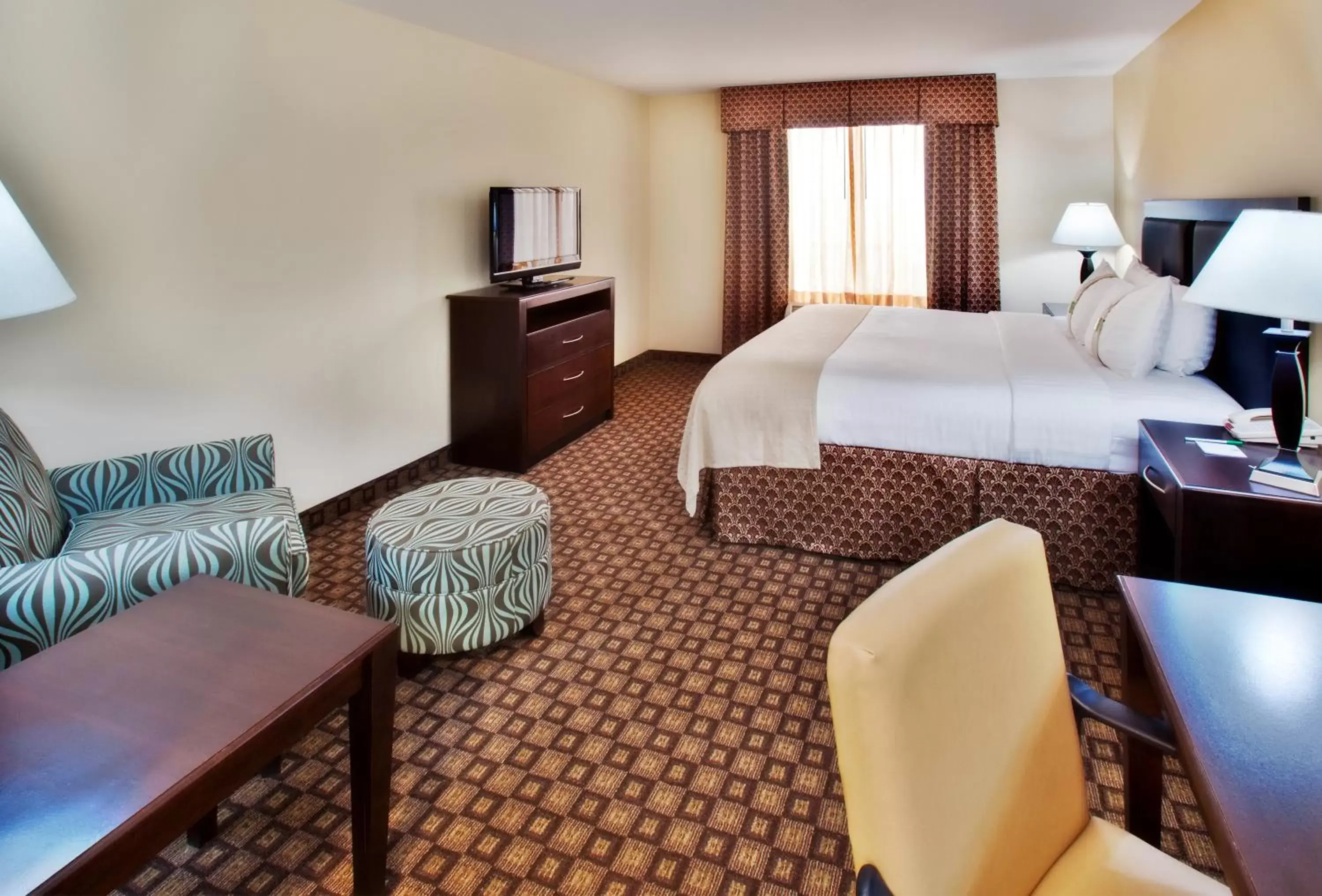 Photo of the whole room, Bed in Holiday Inn Quincy, an IHG Hotel