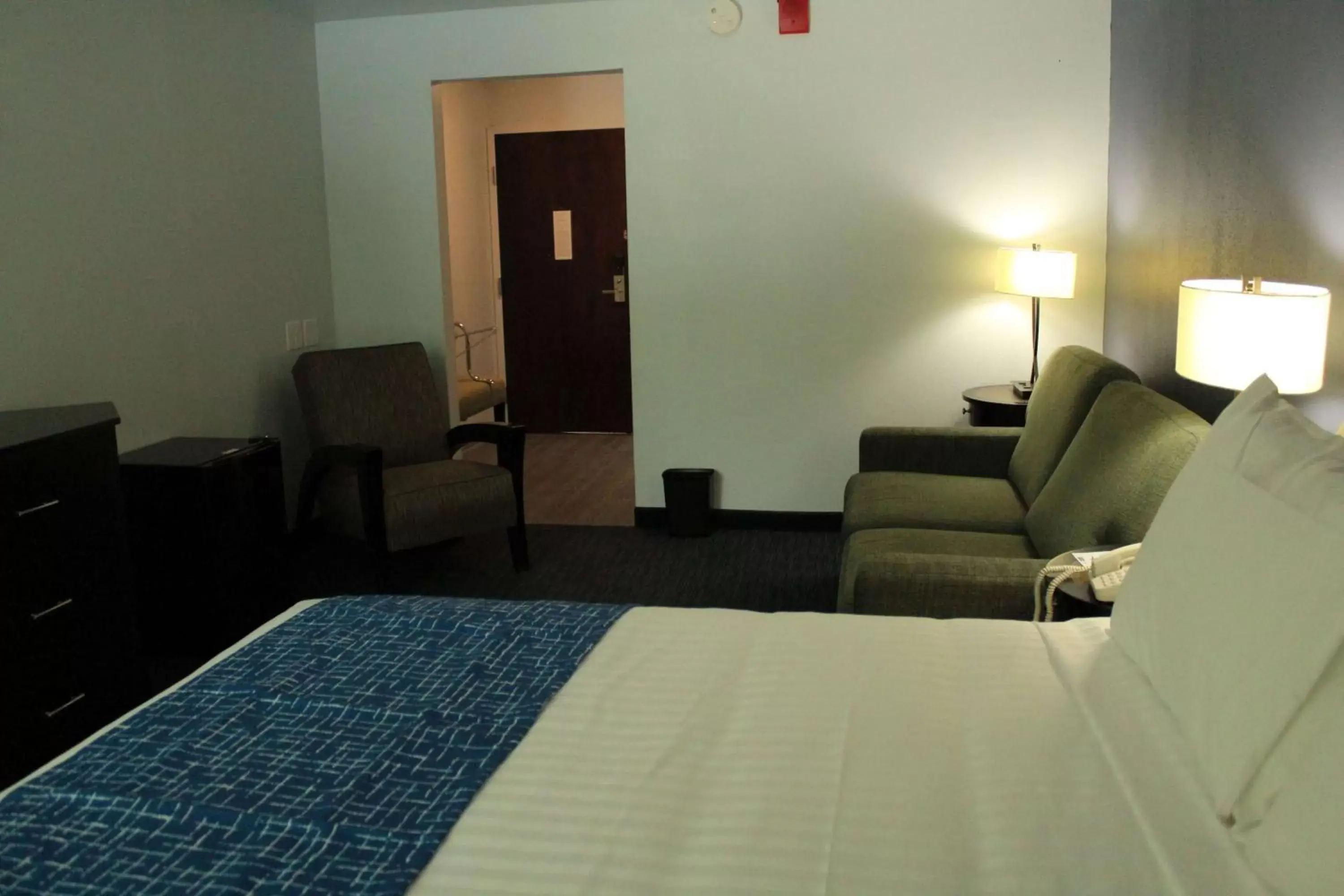 Photo of the whole room, Bed in Travelodge by Wyndham Water's Edge Hotel - Racine