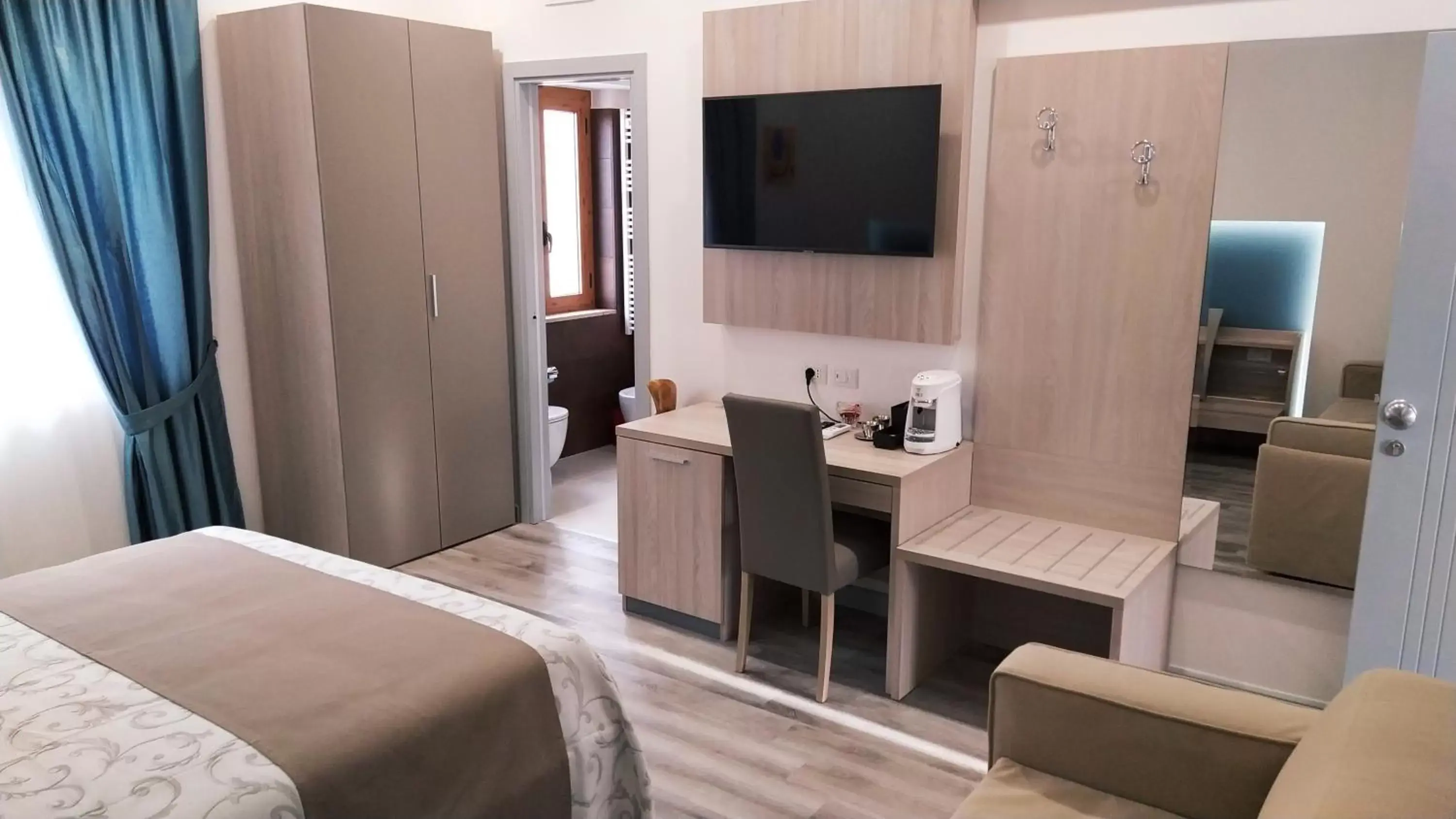 Shower, TV/Entertainment Center in B&B La Stazione