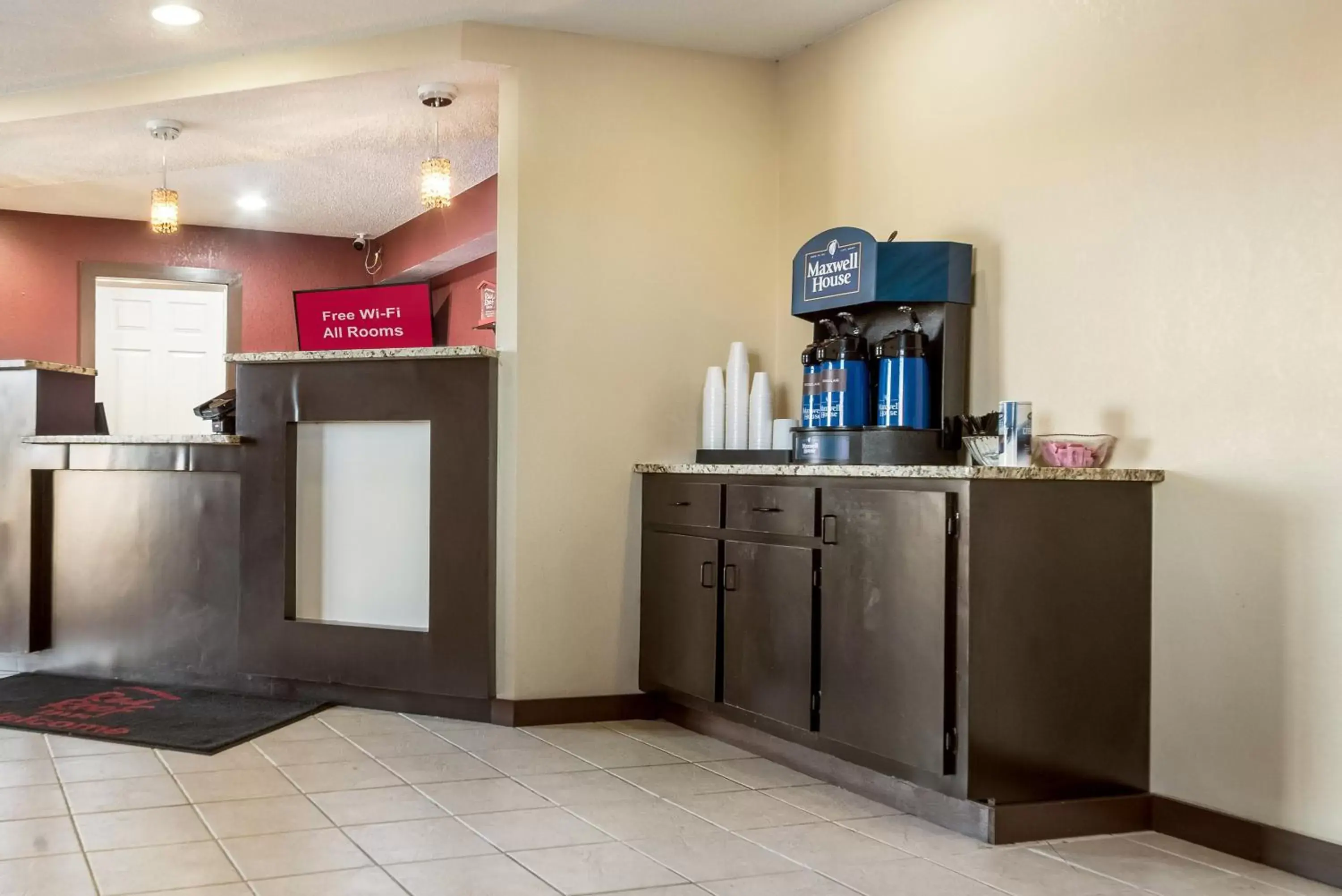 Lobby or reception, Kitchen/Kitchenette in Red Roof Inn Anderson, IN