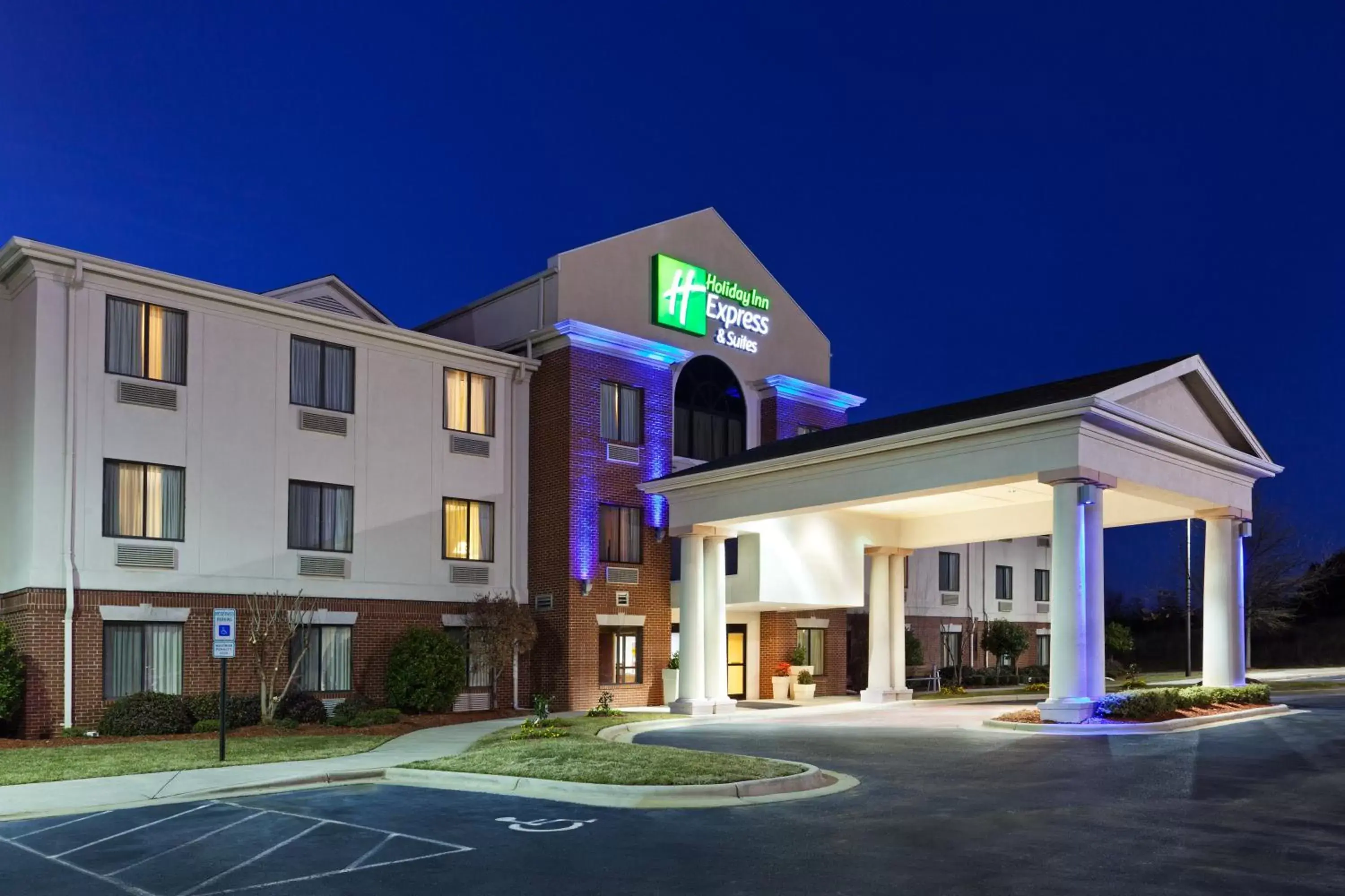 Property Building in Holiday Inn Express & Suites Reidsville, an IHG Hotel