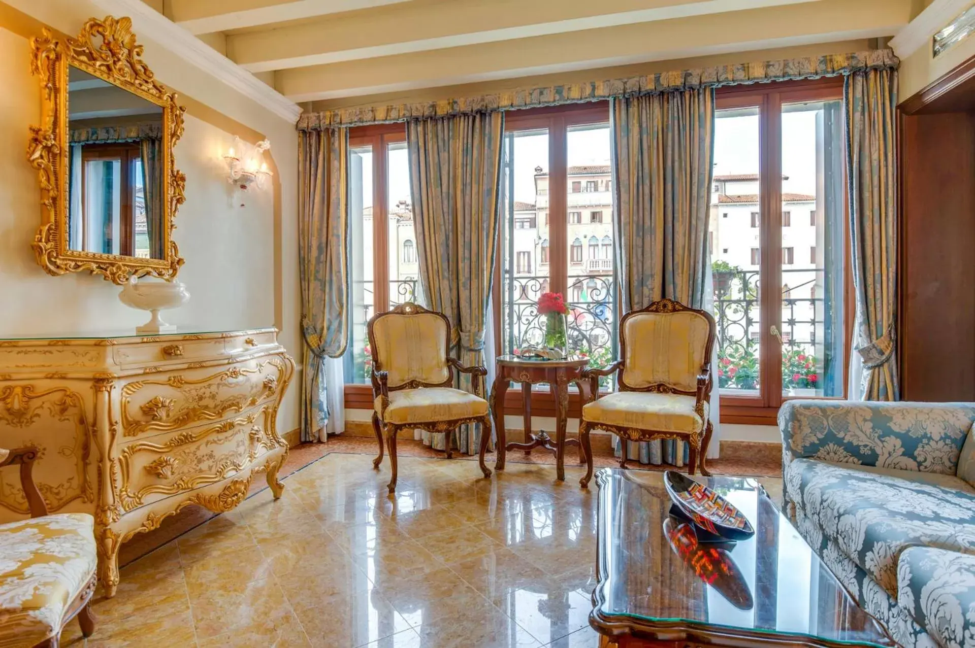 Living room, Seating Area in Canal Grande